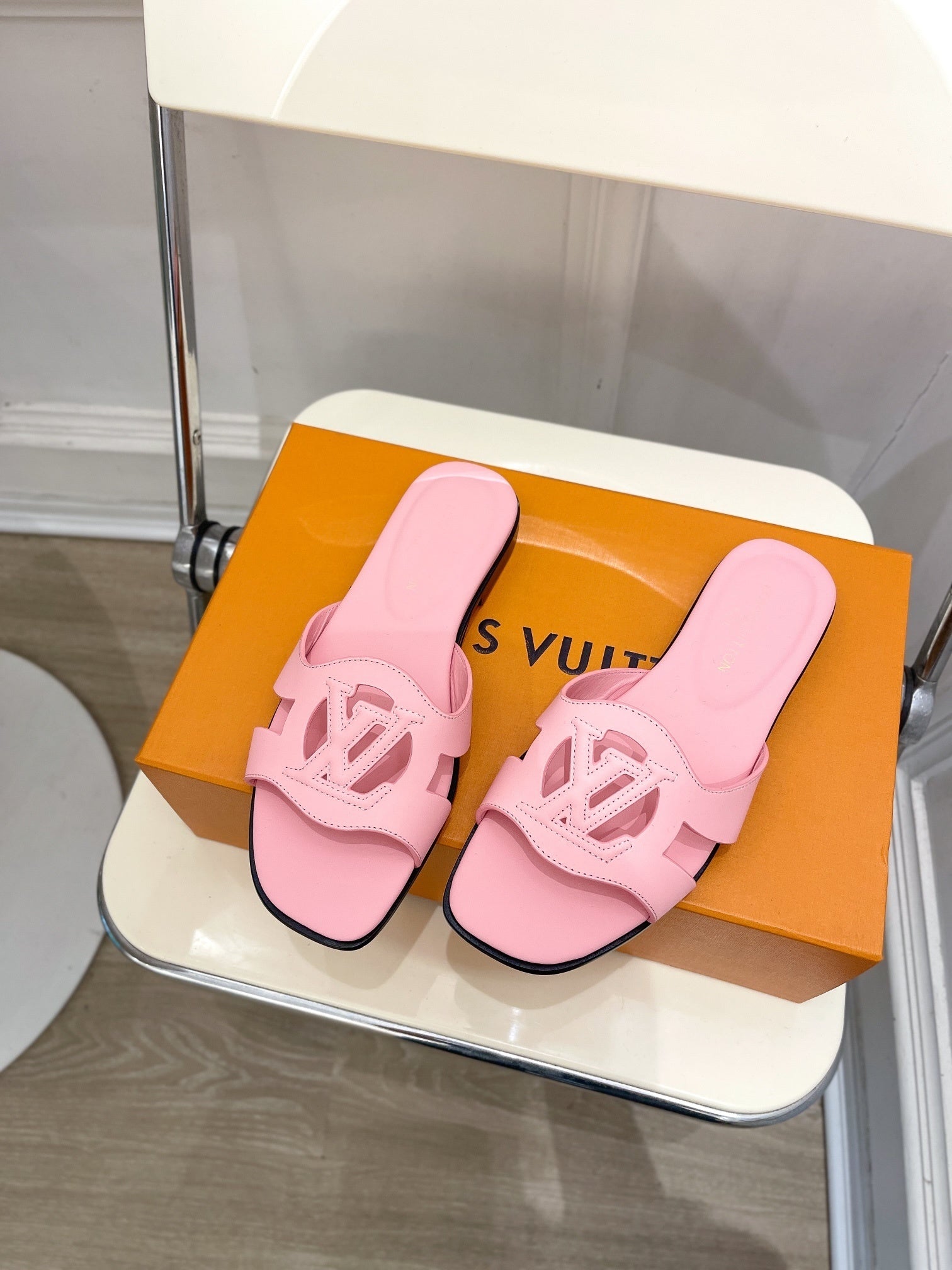 PASTEL PINK LOGO CUT-OUT FLAT SLIDES