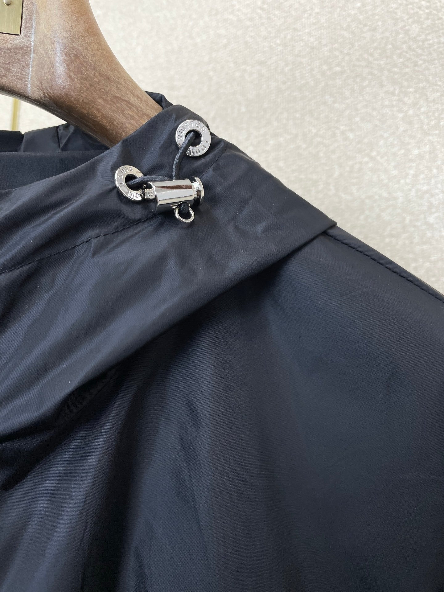 LIGHTWEIGHT HOODED WIND JACKET WITH TONAL PATTERN FINISH