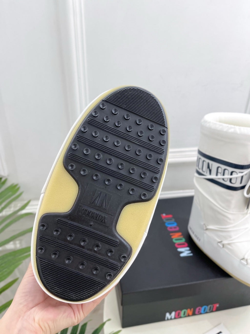 WHITE PADDED WINTER BOOTS WITH LACE-UP DETAIL