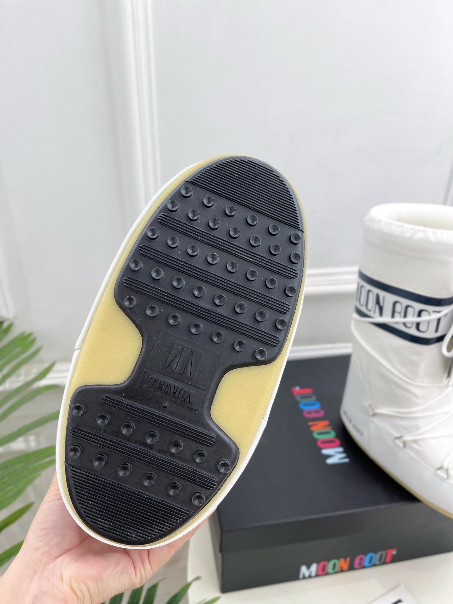 WHITE PADDED WINTER BOOTS WITH LACE-UP DETAIL