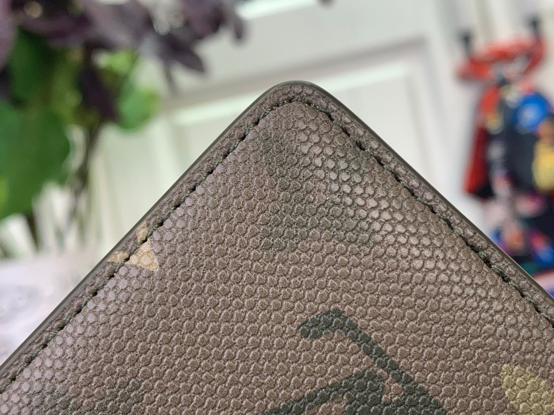 V-DETAIL CARD HOLDER