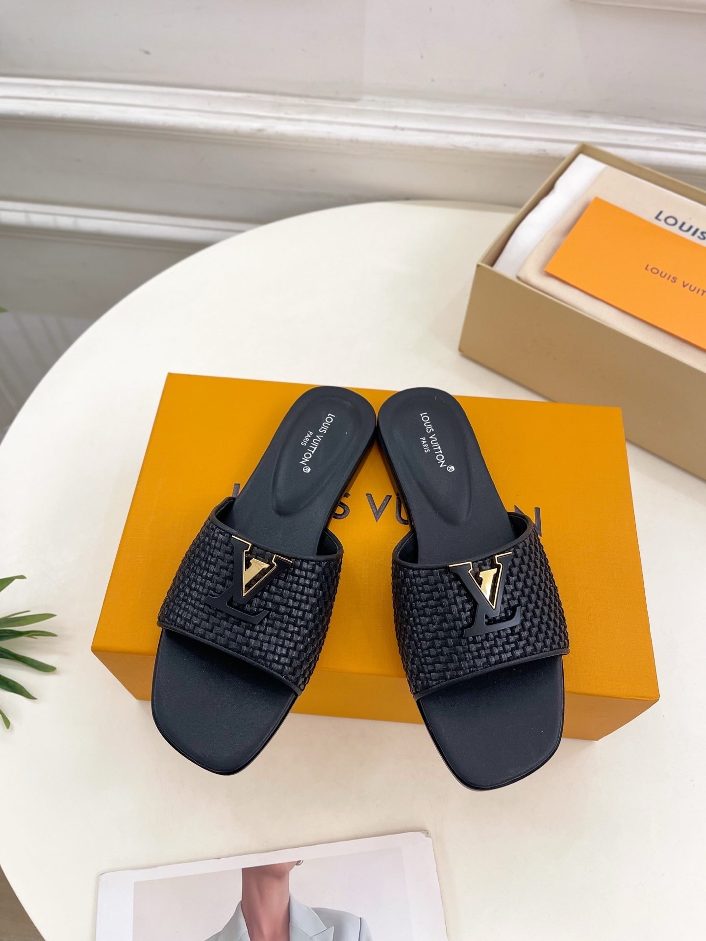 WOVEN TEXTURE MONOGRAM DETAIL SLIDE SANDALS – BLACK