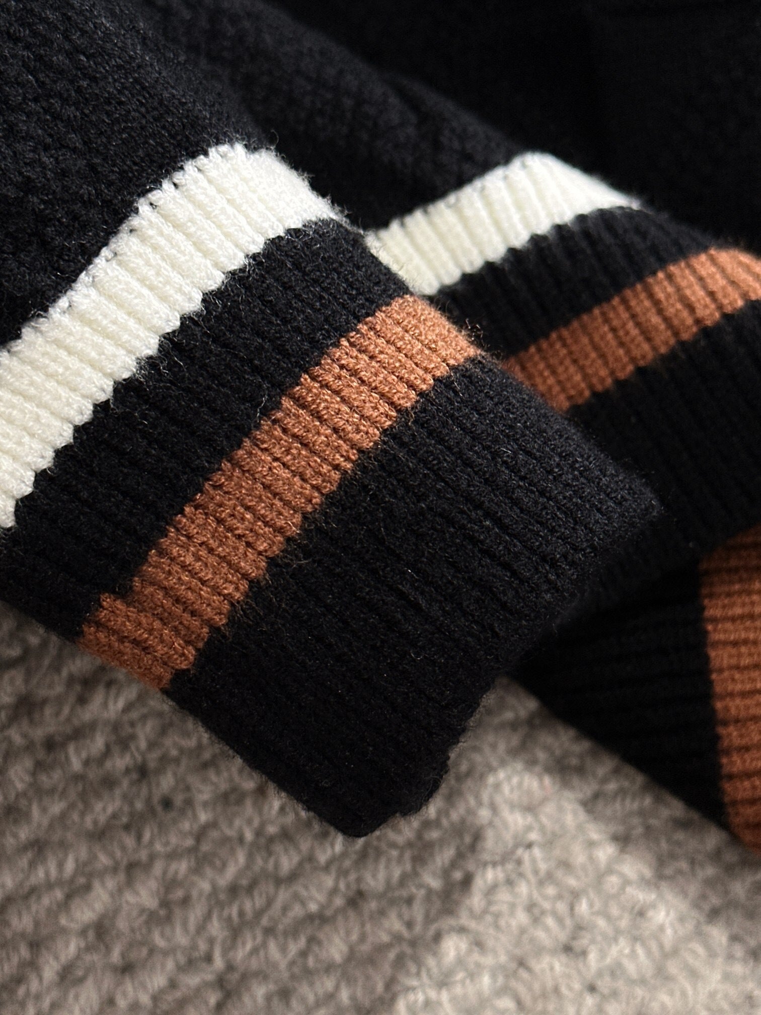 BLACK TEXTURED KNIT SWEATER WITH CONTRAST TRIM