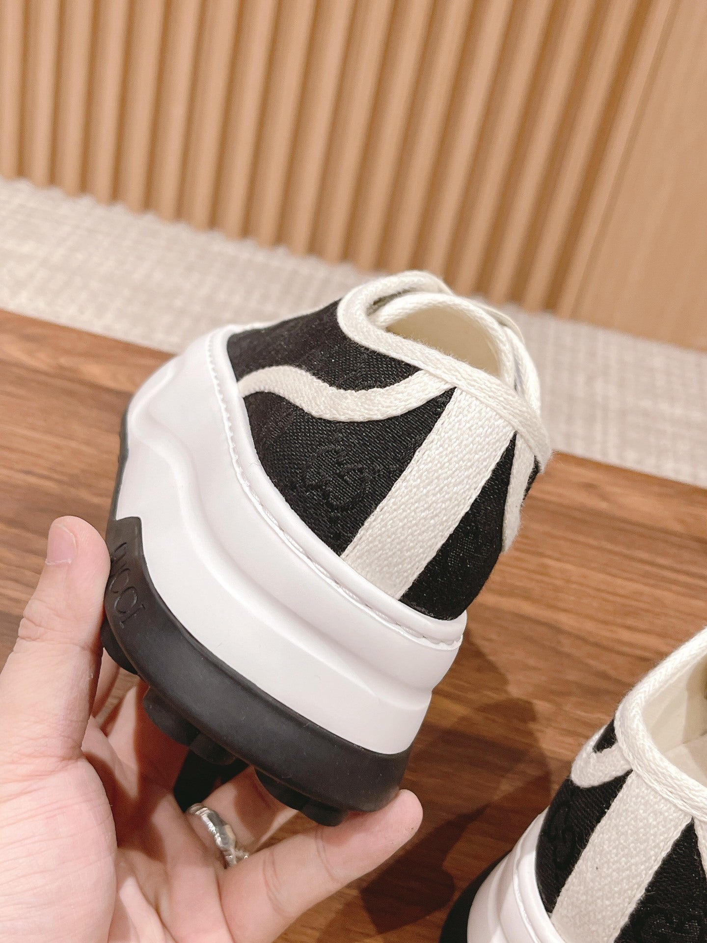 BLACK PLATFORM LOW-TOP SNEAKERS