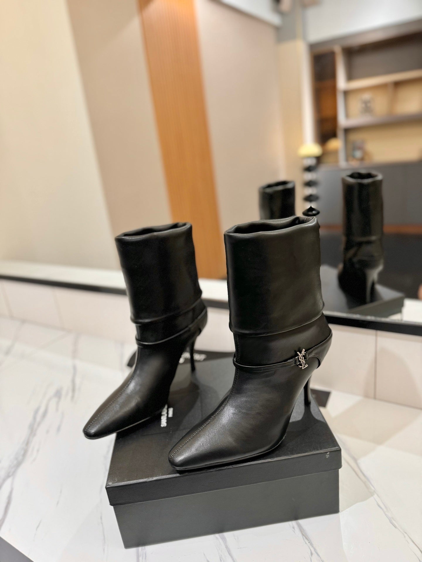 BLACK POINTED HEEL BOOTS