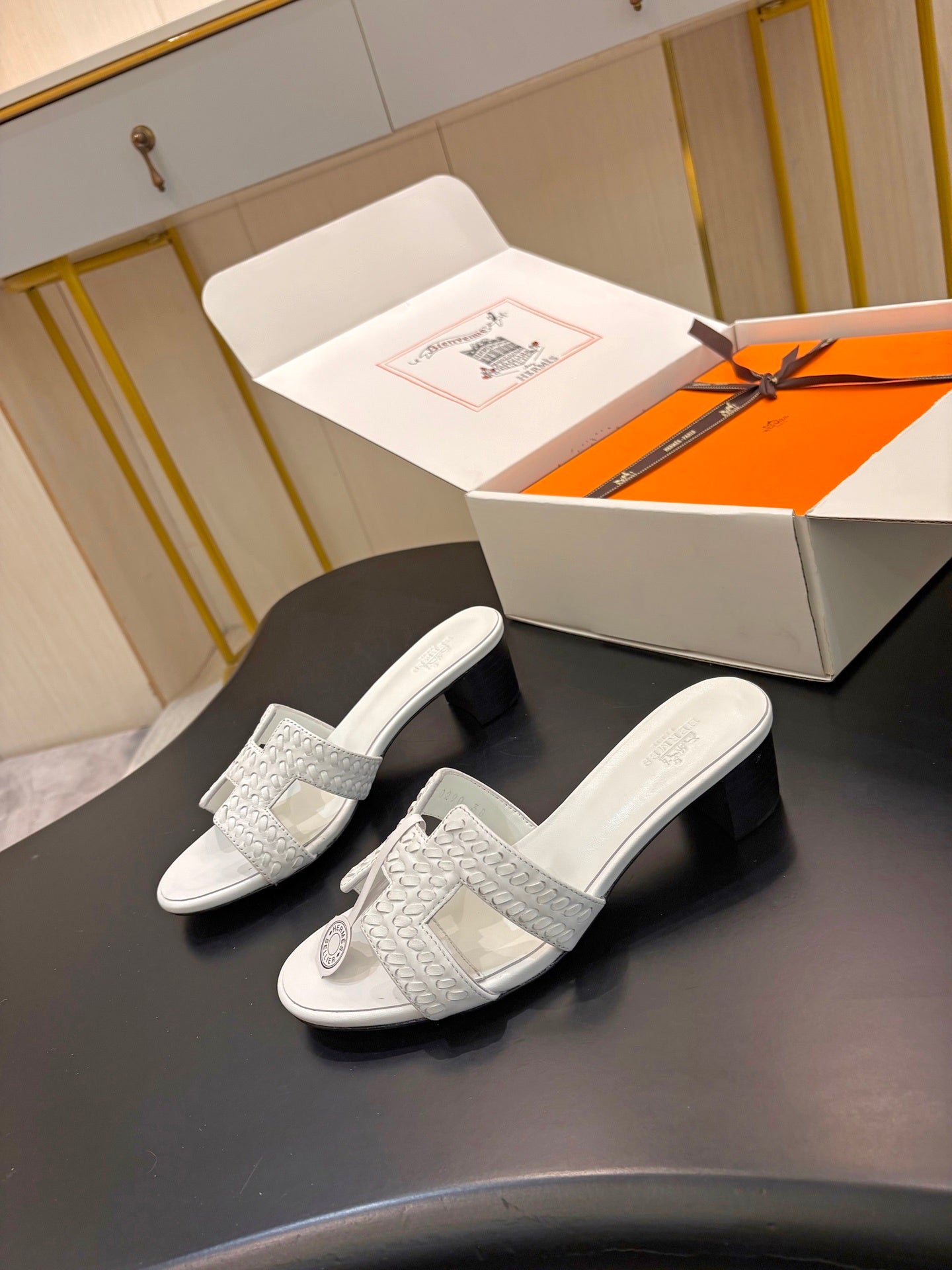 WHITE LEATHER HEELED SLIDE SANDALS