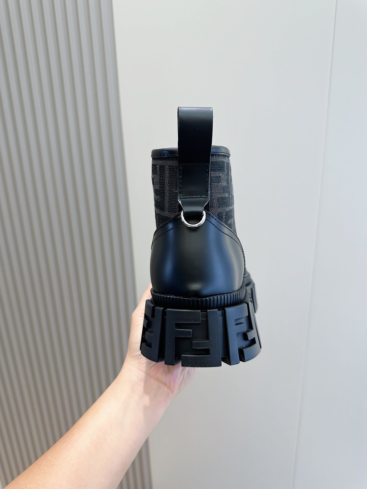 Schwarze Schnürstiefeletten mit Monogramm-Detail und dicker Sohle