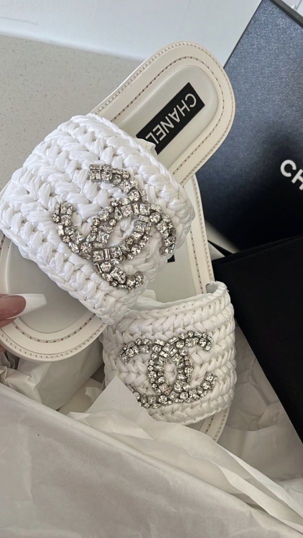 ELEGANT WHITE STATEMENT SUMMER SANDALS