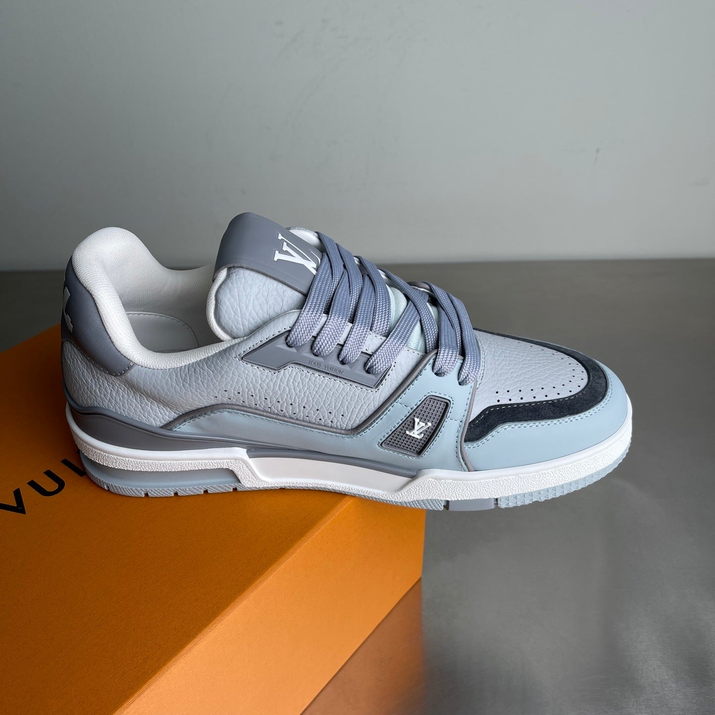 LIGHT BLUE LOW-TOP LEATHER SNEAKERS WITH CONTRAST PANELS