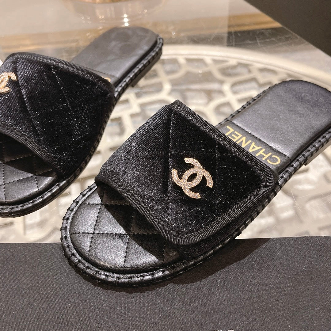 BLACK QUILTED SLIDES