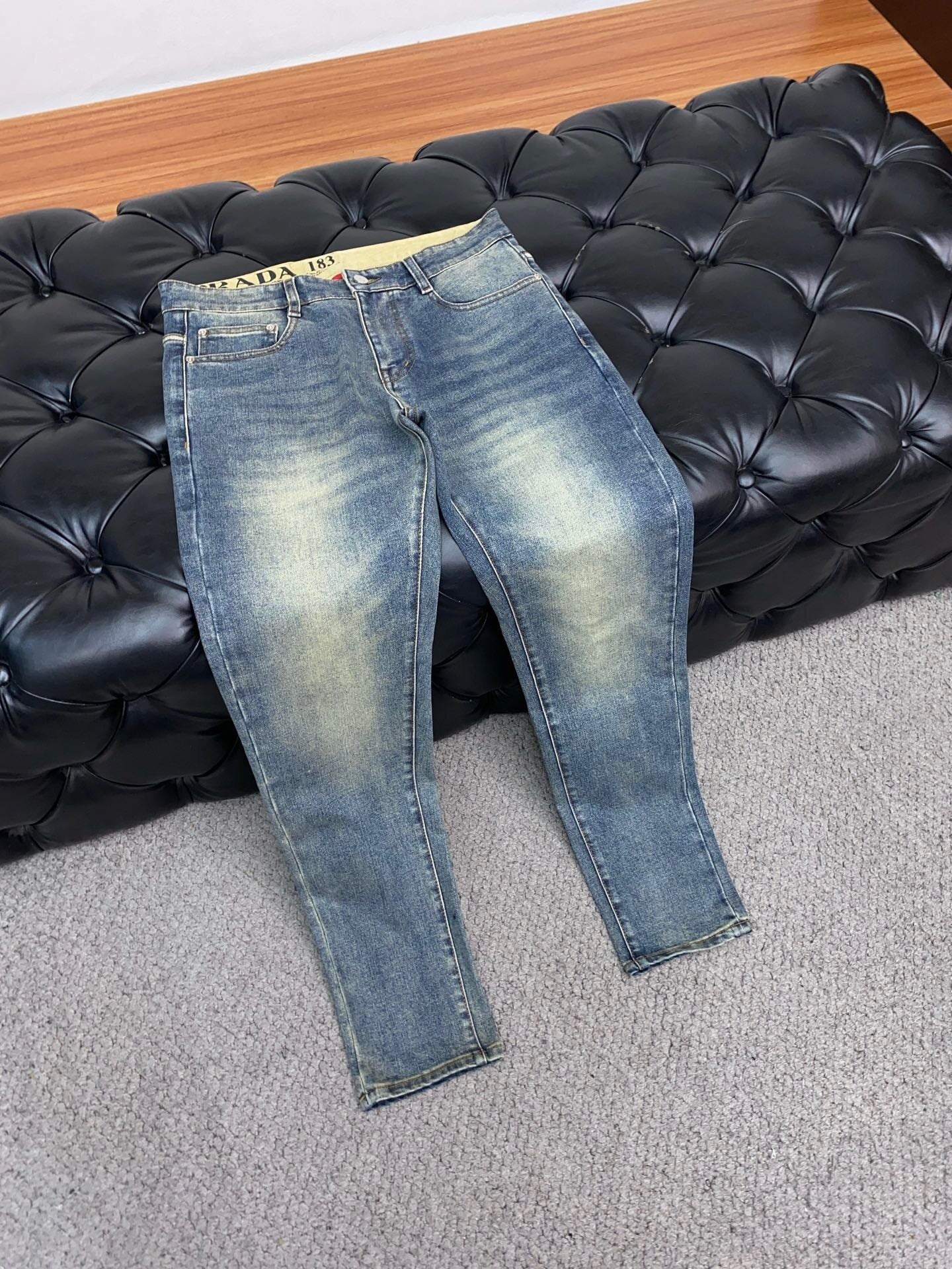 VINTAGE WASH LOGO PLAQUE DENIM JEANS