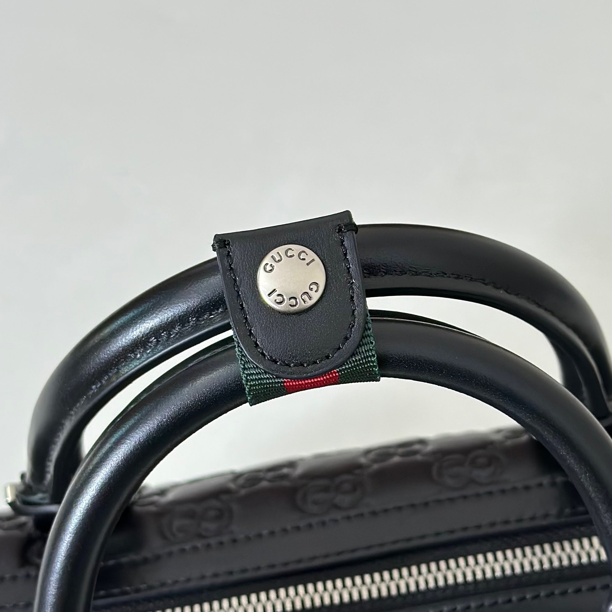 Handtasche aus geprägtem Leder mit Henkel