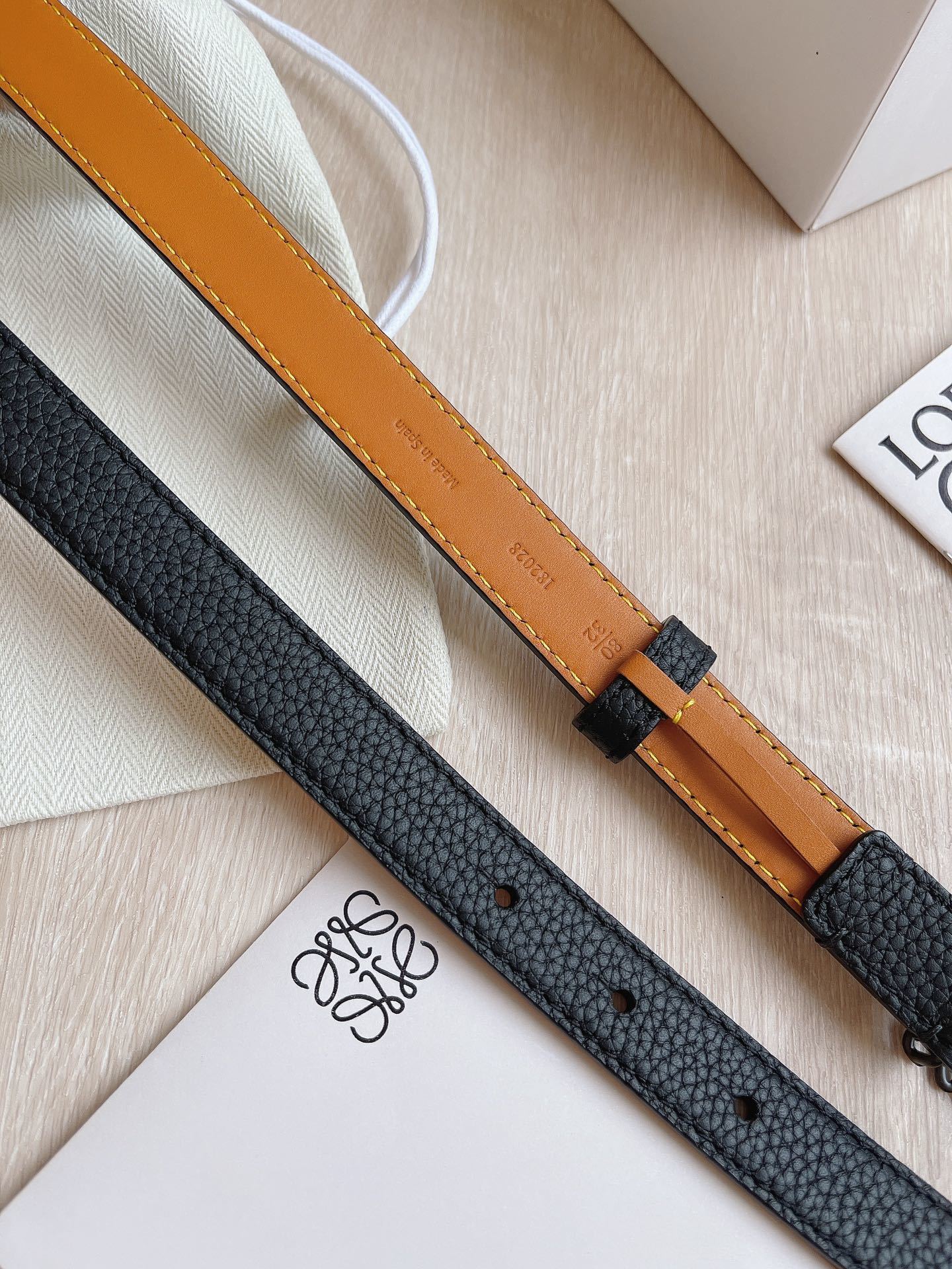 TEXTURED BLACK LEATHER BELT WITH MATTE LOGO BUCKLE