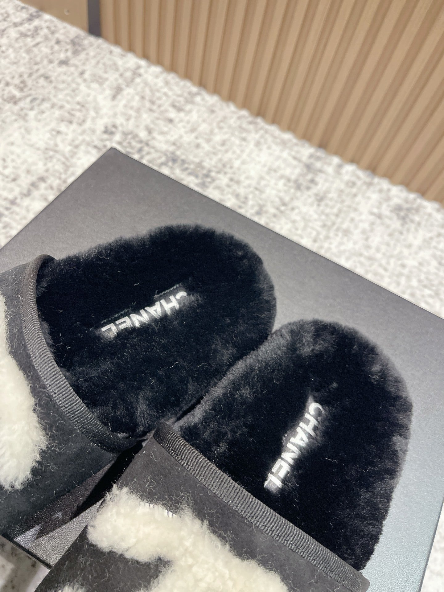 BLACK FUR LOGO SLIDE SANDALS