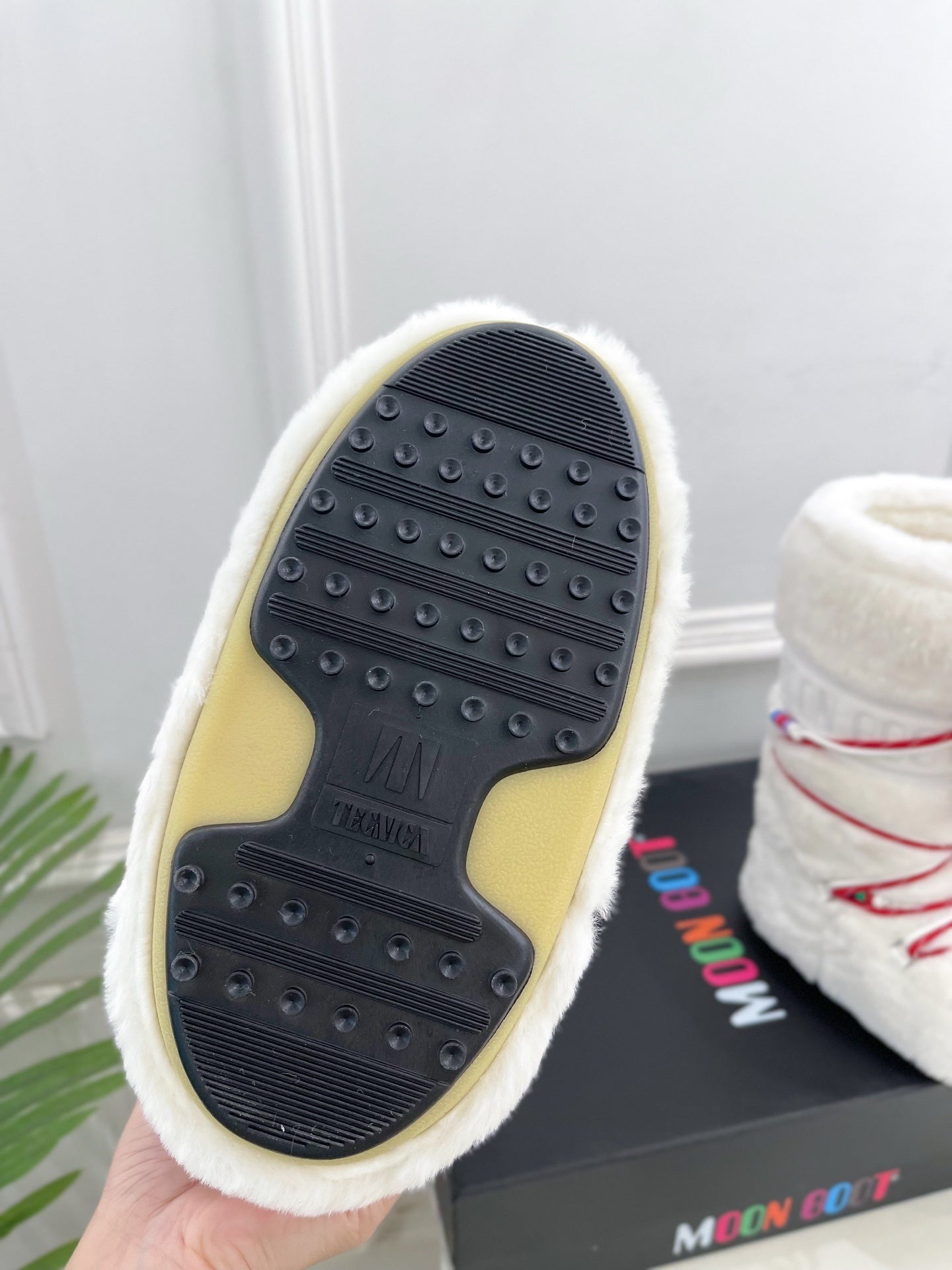 WHITE FAUX FUR LINED WINTER BOOTS WITH DECORATIVE LACES