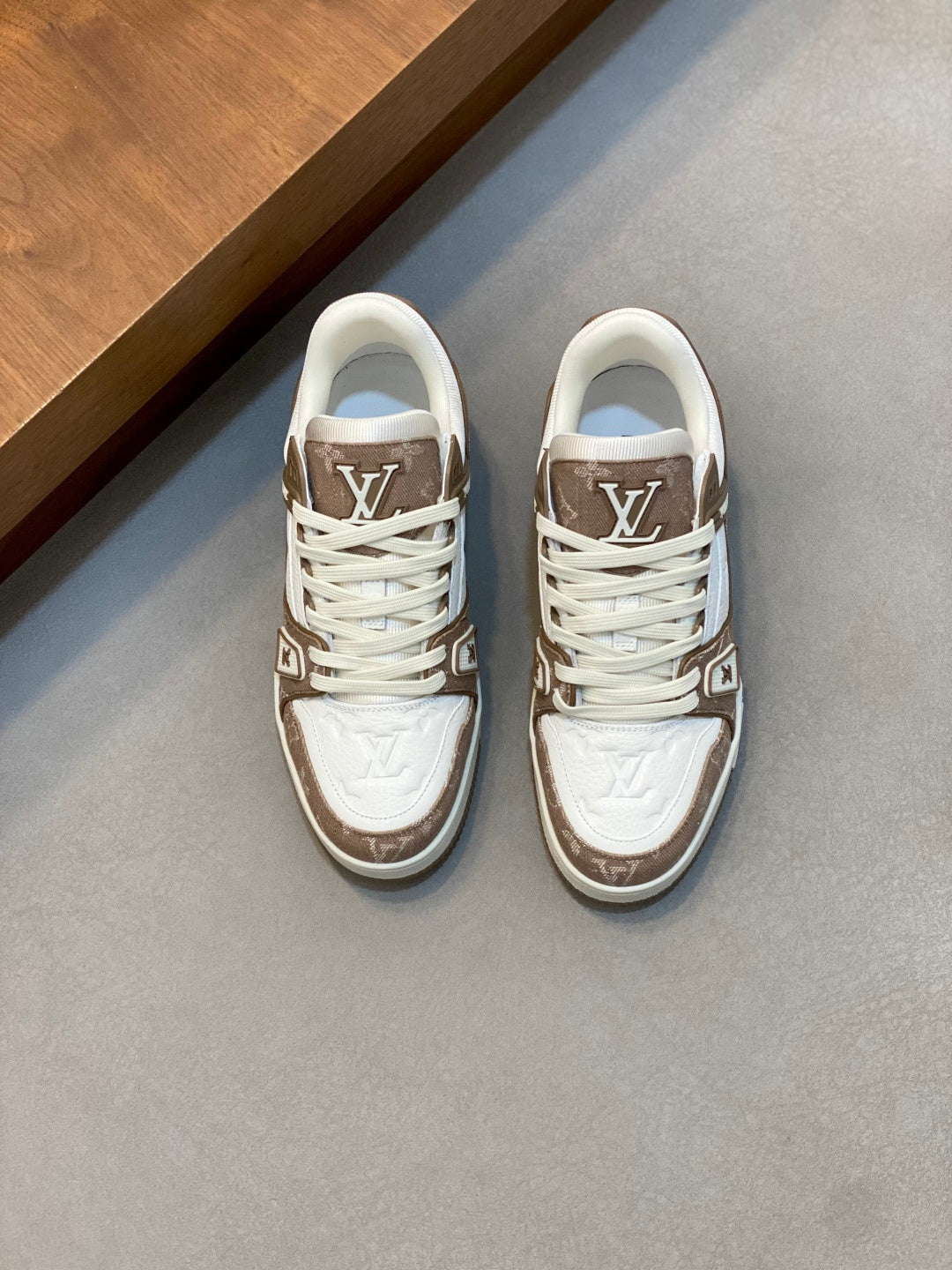 BEIGE AND WHITE LOW-TOP SNEAKERS WITH TEXTURED PANELS