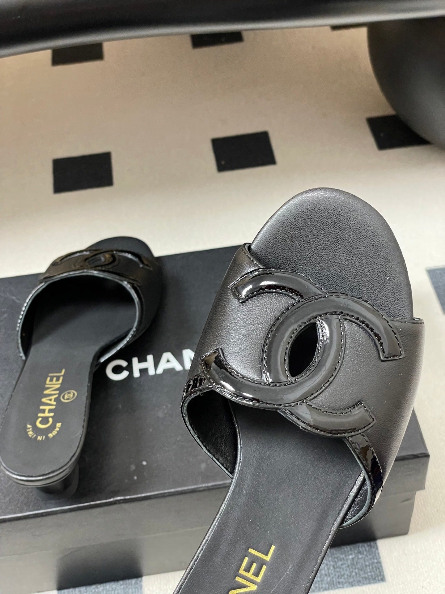 BLACK LOW HEEL MULE SANDALS