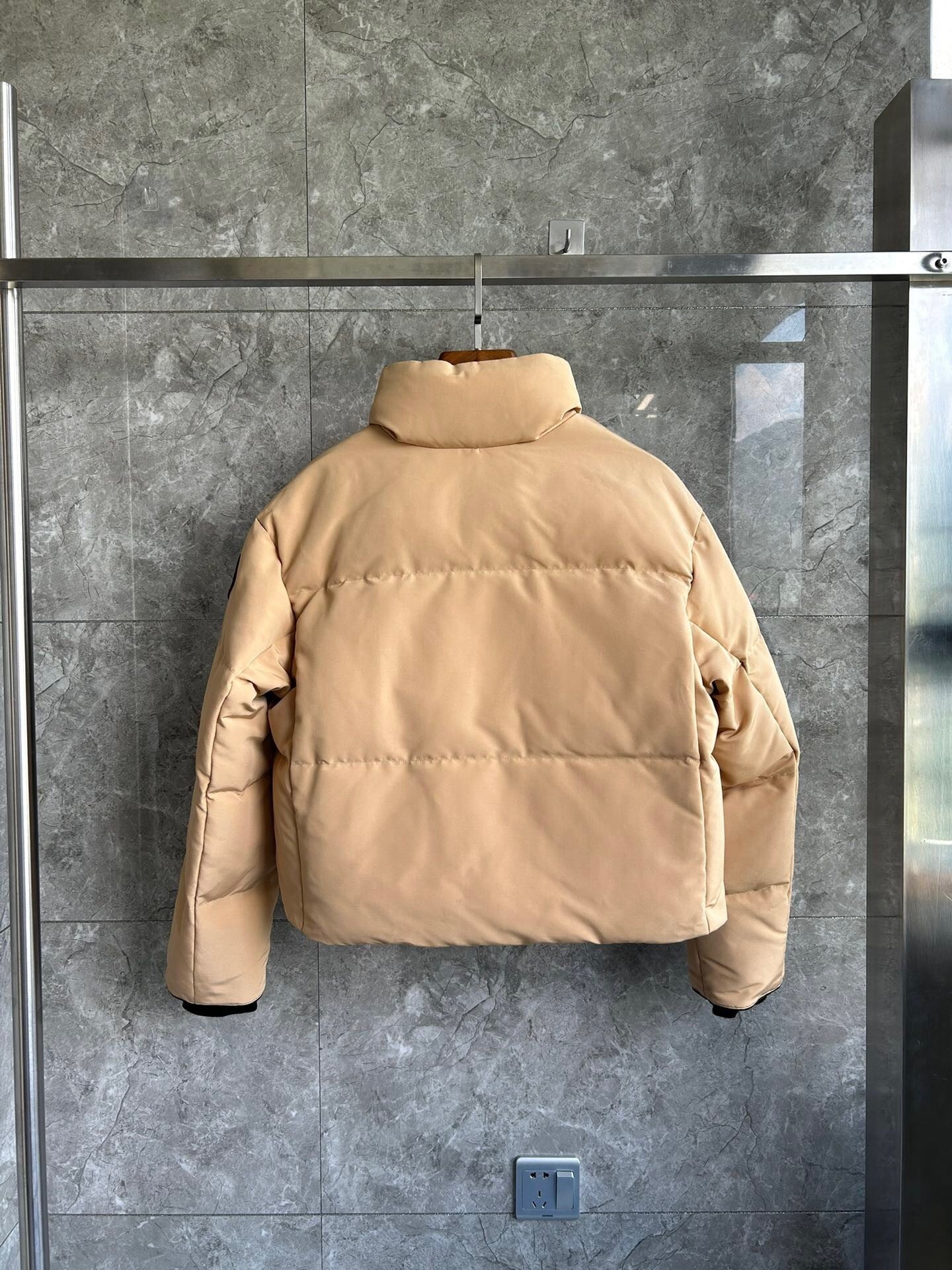 WOMEN’S CROPPED PADDED PUFFER JACKET WITH STAND COLLAR