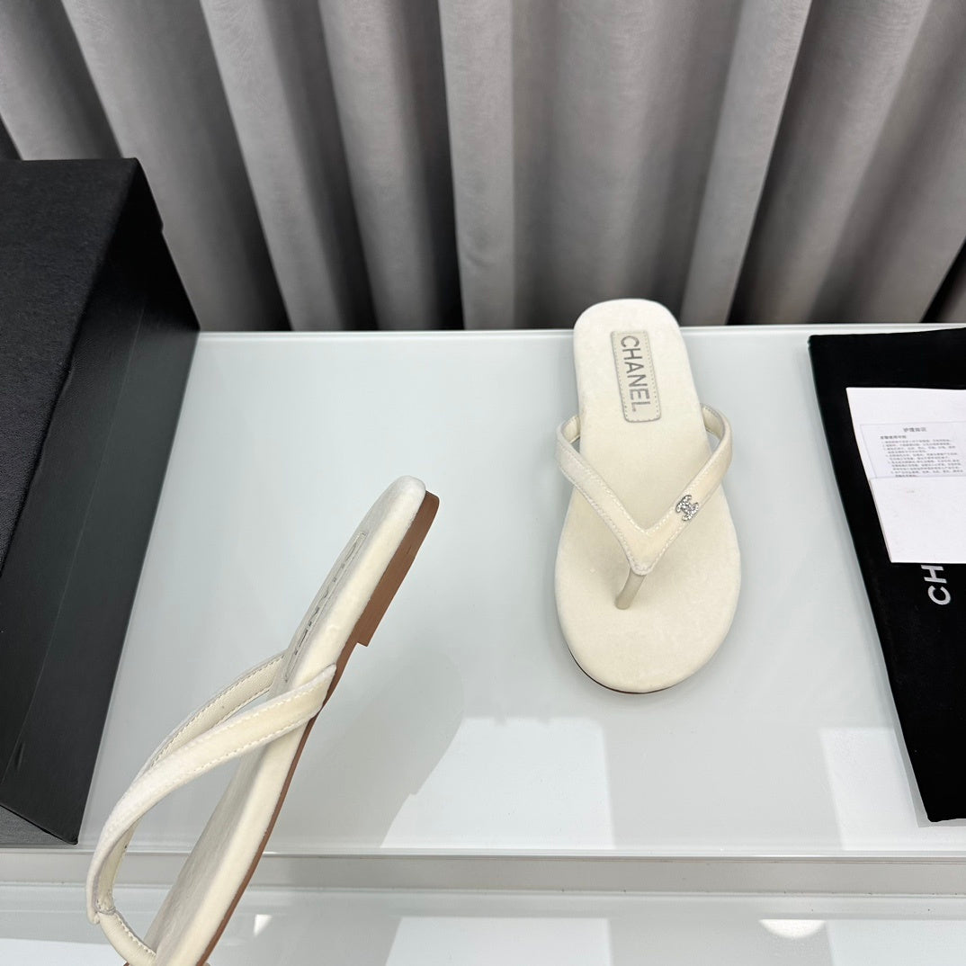BEIGE FLIP FLOPS