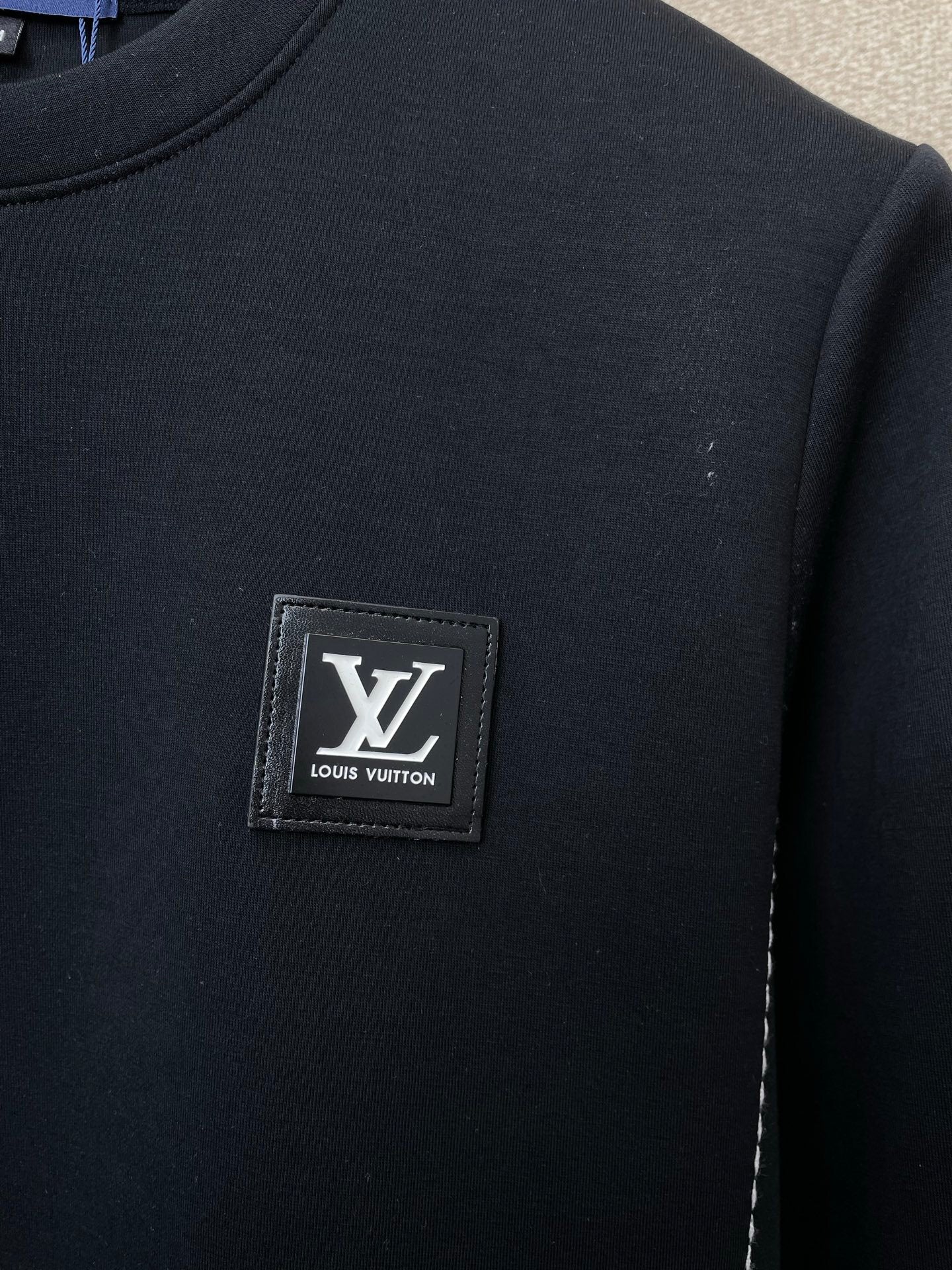 MINIMAL CREWNECK SWEATSHIRT WITH CONTRAST STITCHING