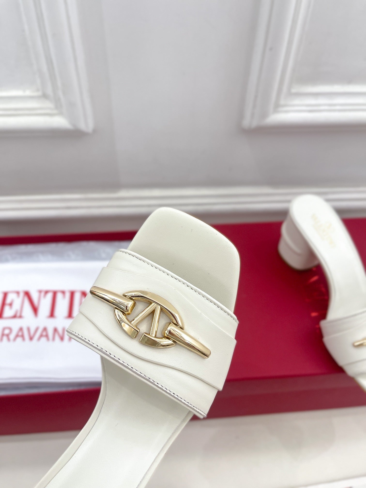 MID-HEEL SLIDE SANDALS – IVORY WITH GOLD-TONE HARDWARE