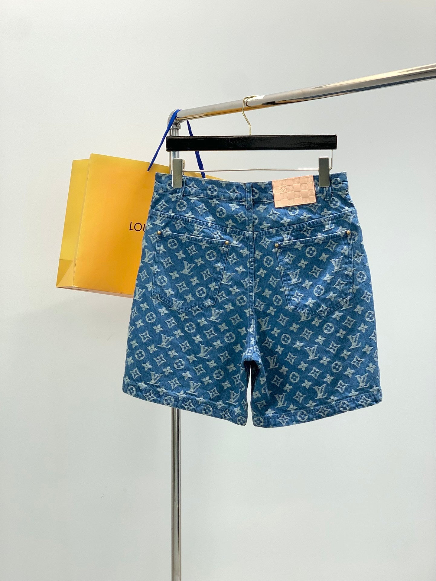 Jeansshorts mit Monogrammmuster