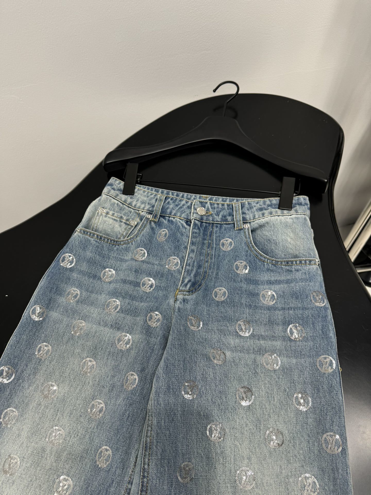 Jeans mit geradem Bein und Allover-Print