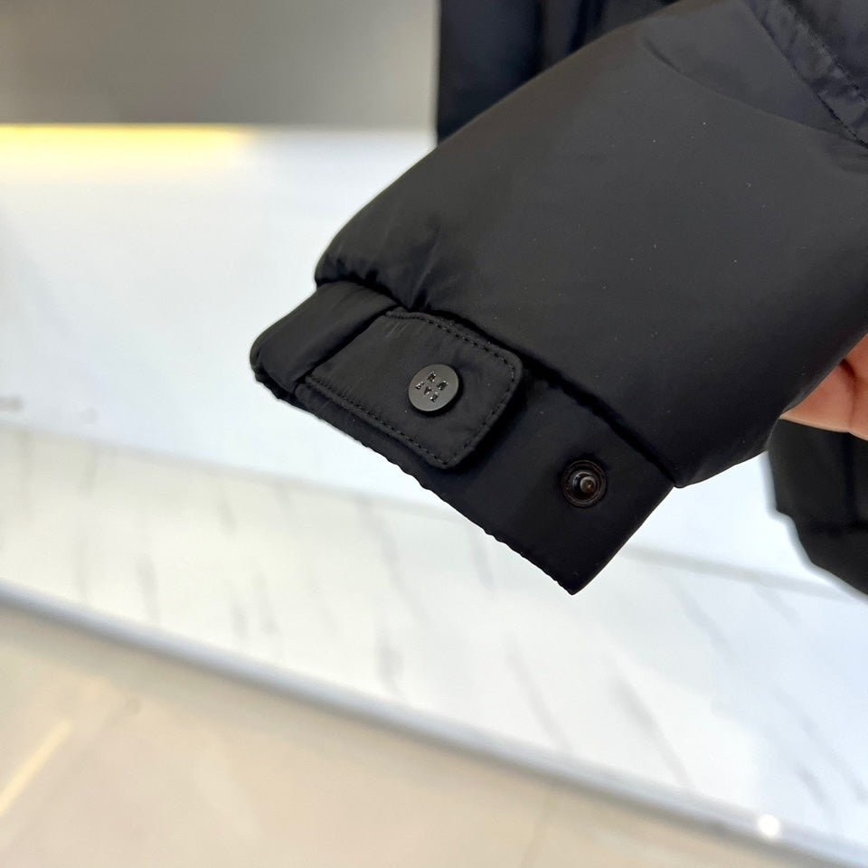 INSULATED BLACK PUFFER JACKET WITH HOODED DESIGN