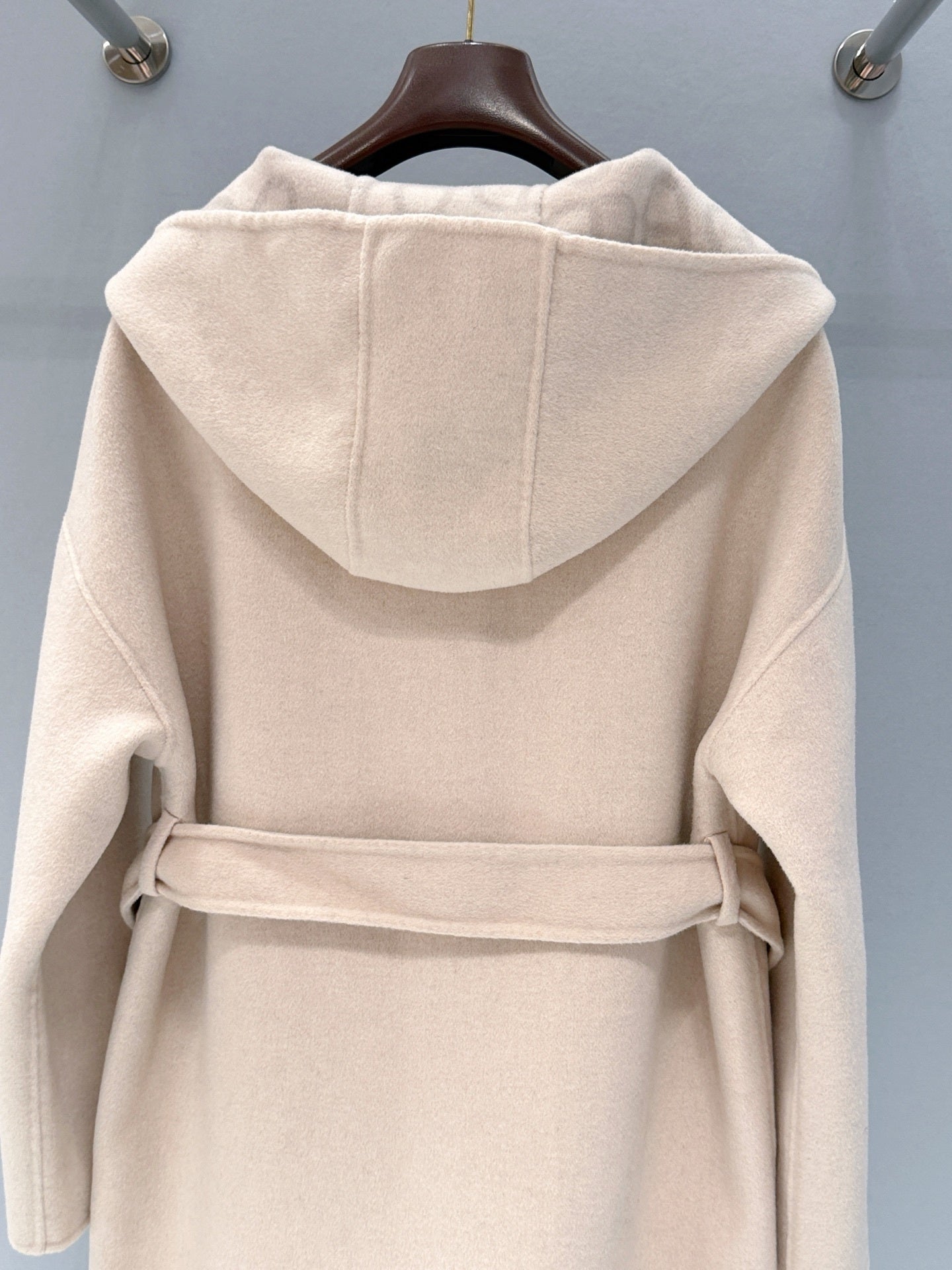 LIGHT BEIGE HOODED COAT WITH ZIP CLOSURE AND BELT