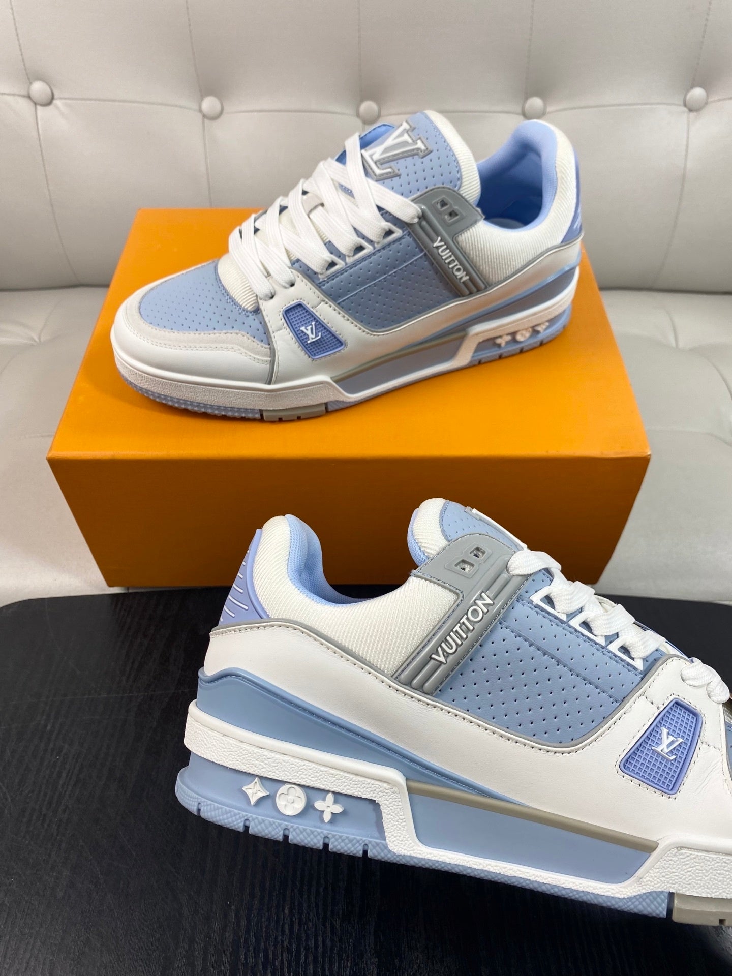 HELLBLAUE UND WEISSE NIEDRIGE SNEAKER MIT PERFORATIONEN