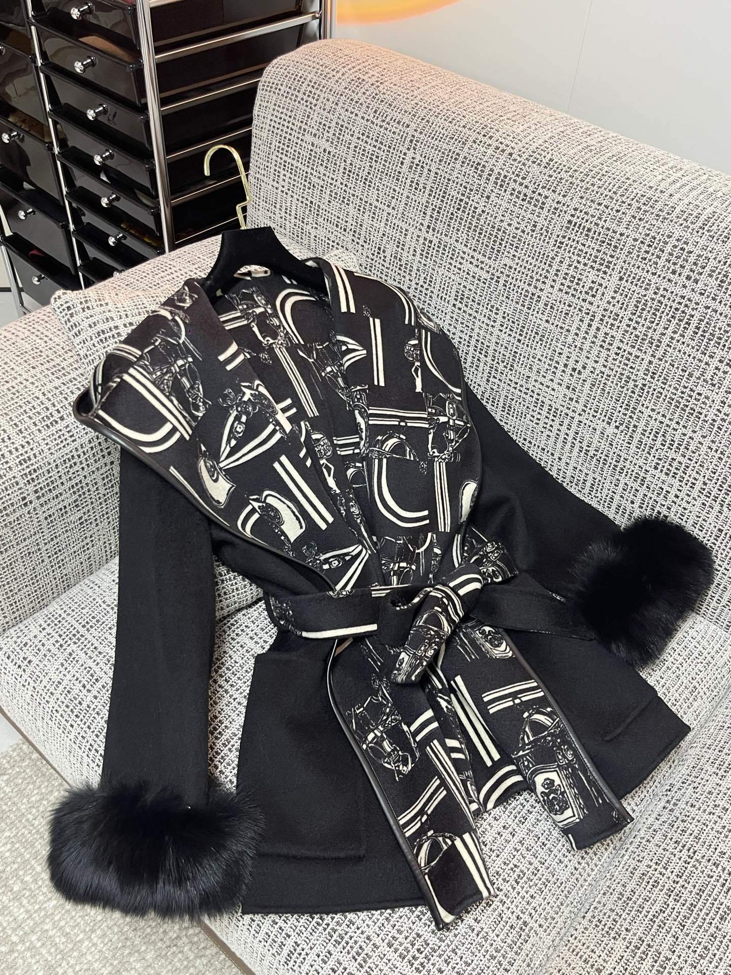 LUXURY BLACK COAT WITH GRAPHIC PRINT LAPELS & FUR CUFFS