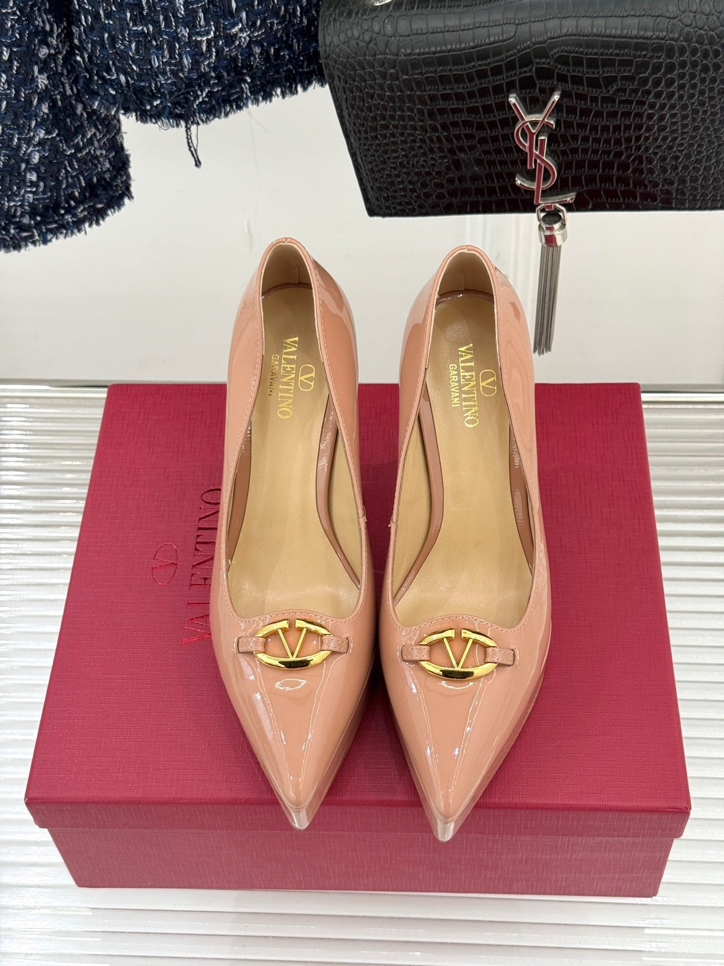 Rosafarbene Lack-Plateau-Pumps mit goldenen Akzenten