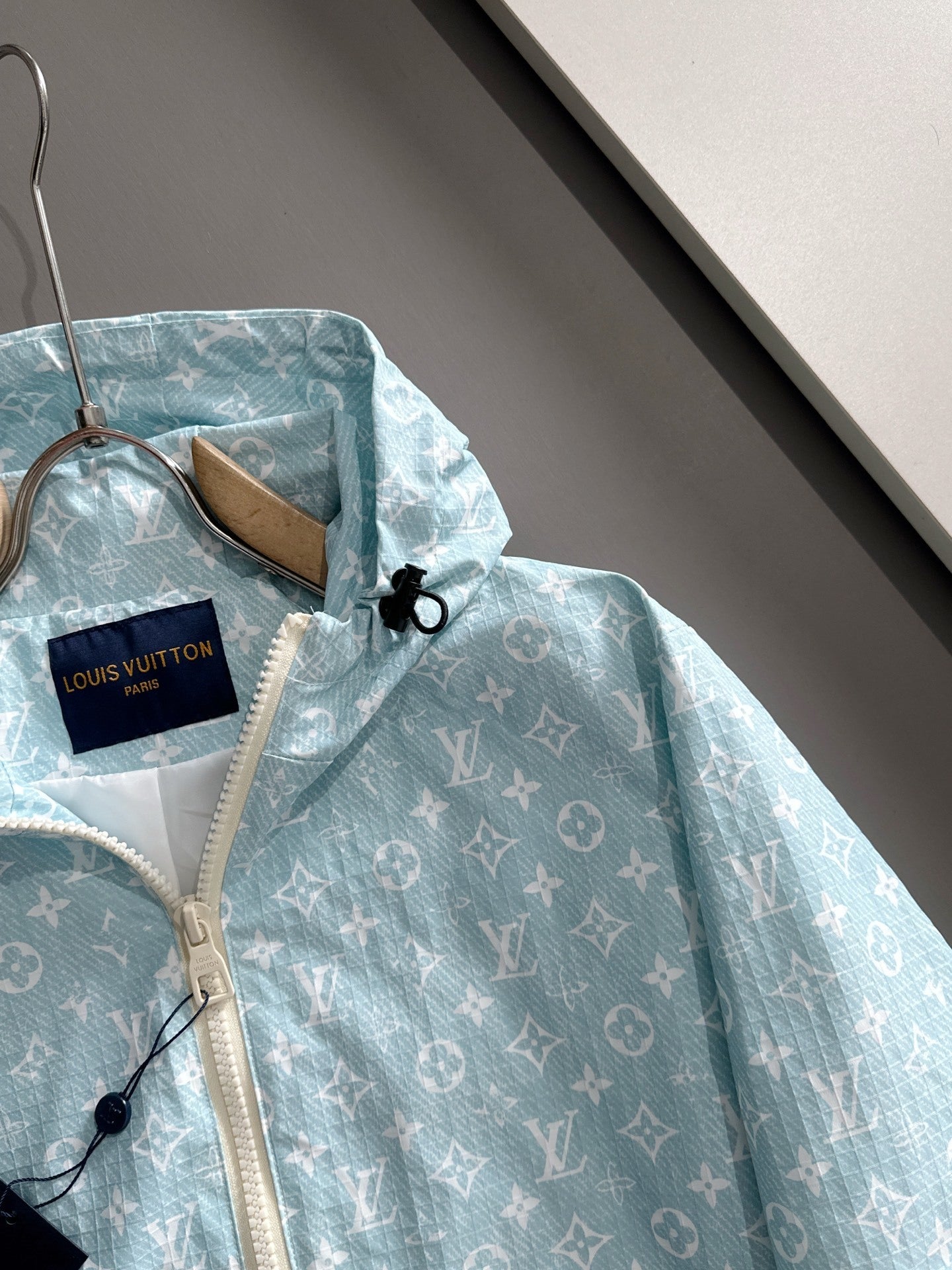 LIGHTWEIGHT HOODED ZIP JACKET WITH ALL-OVER PATTERN