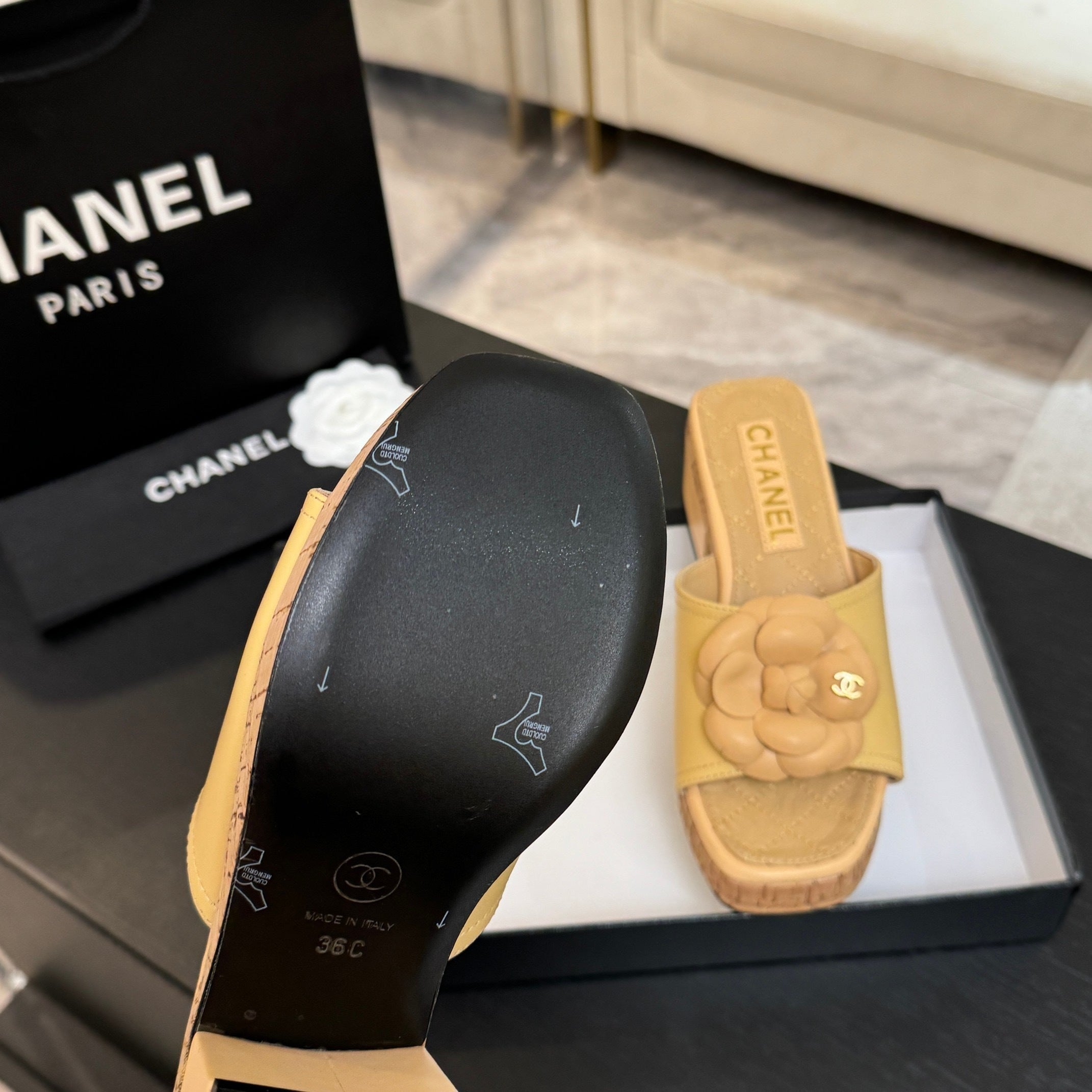 Buttergelbe Plateau-Sandalen mit Blumenmuster