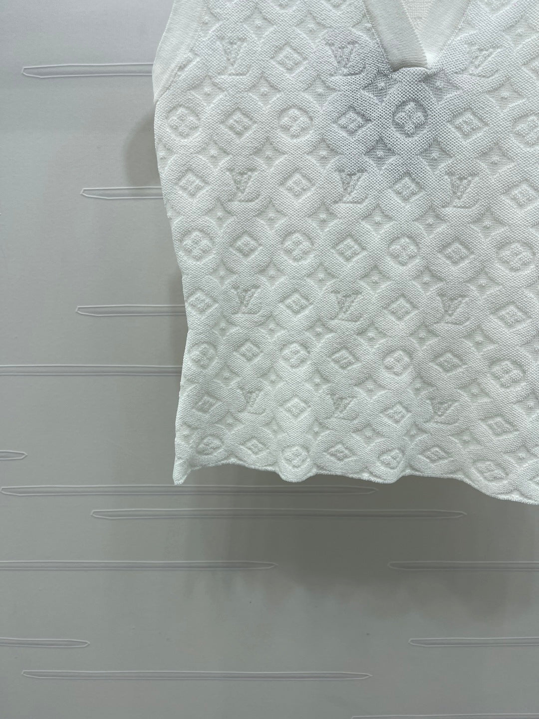 TEXTURED LOGO COLLARED SLEEVELESS TOP