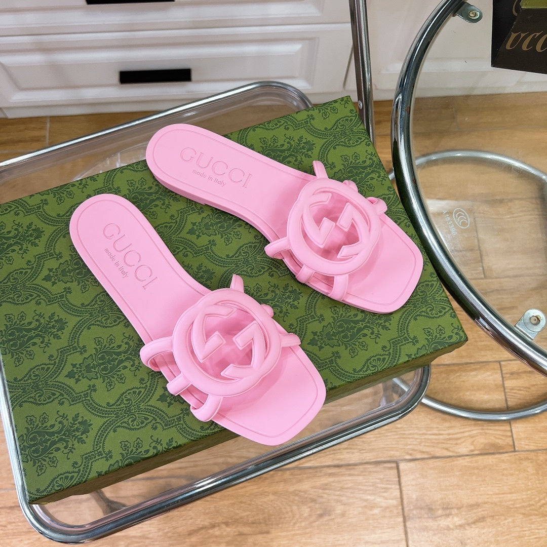 PASTEL PINK RUBBER SLIDE SANDALS WITH ROUND EMBLEM