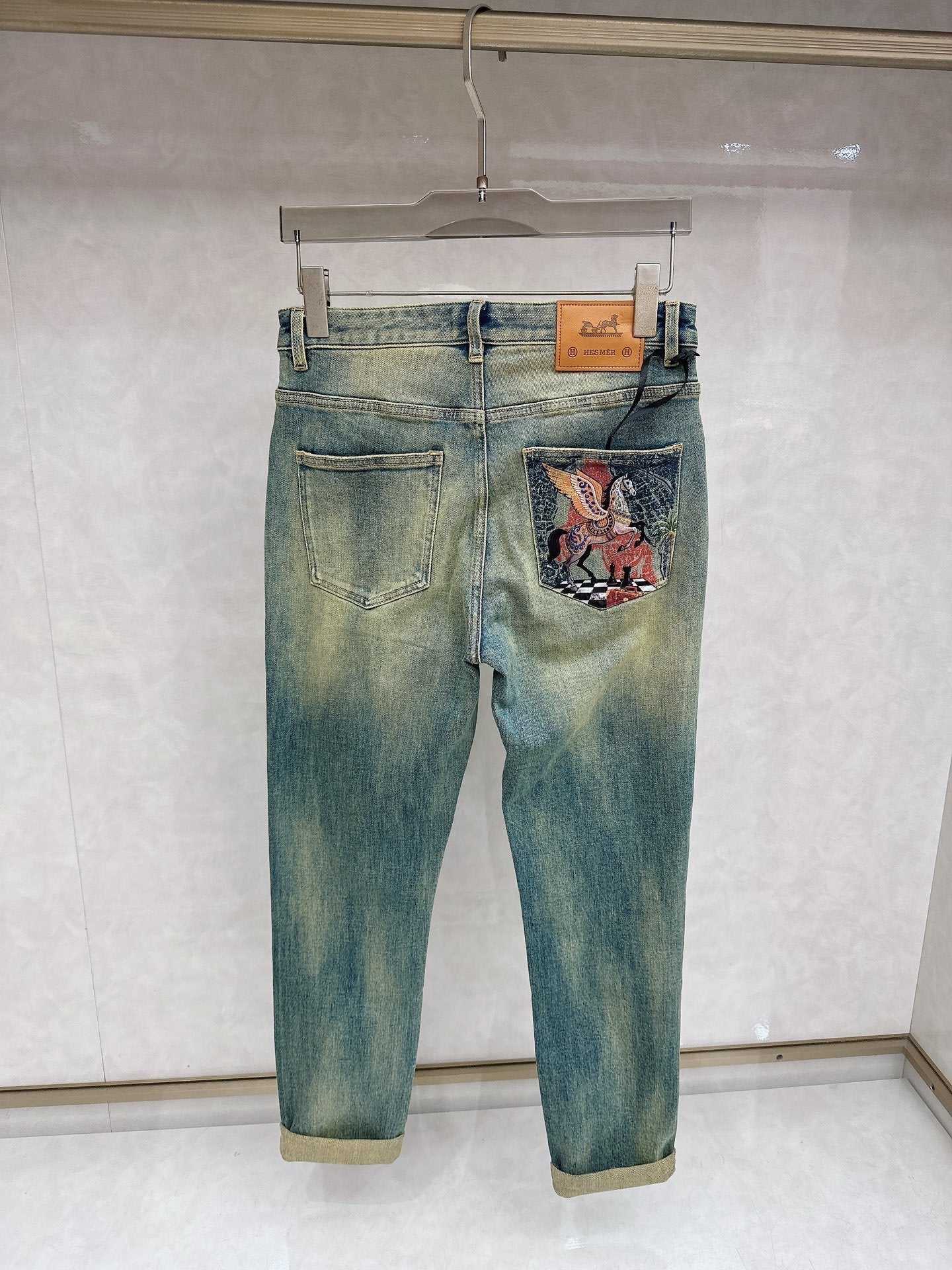 Used-Look-Jeans mit grafischem Gesäßaufdruck