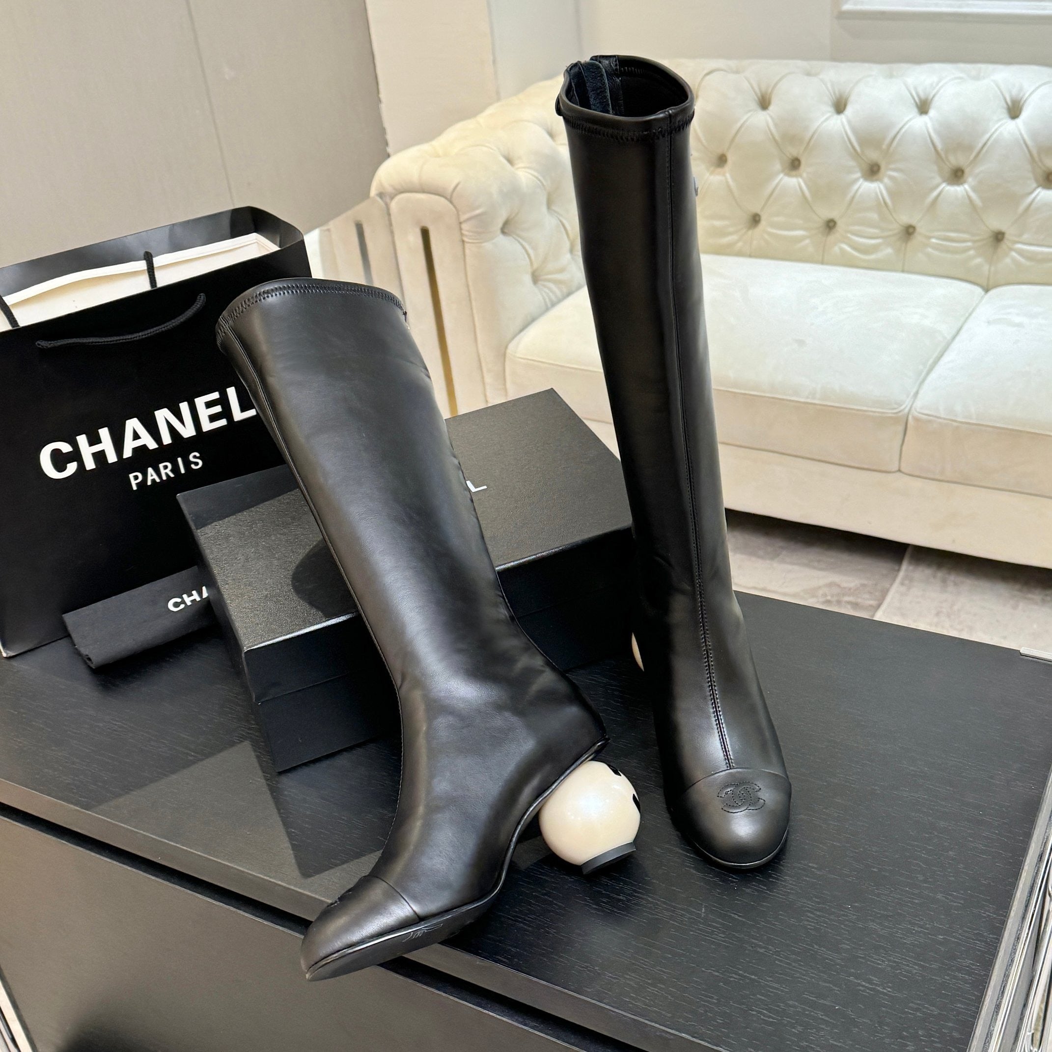 BLACK LEATHER KNEE-HIGH BOOTS WITH SCULPTURAL HEEL