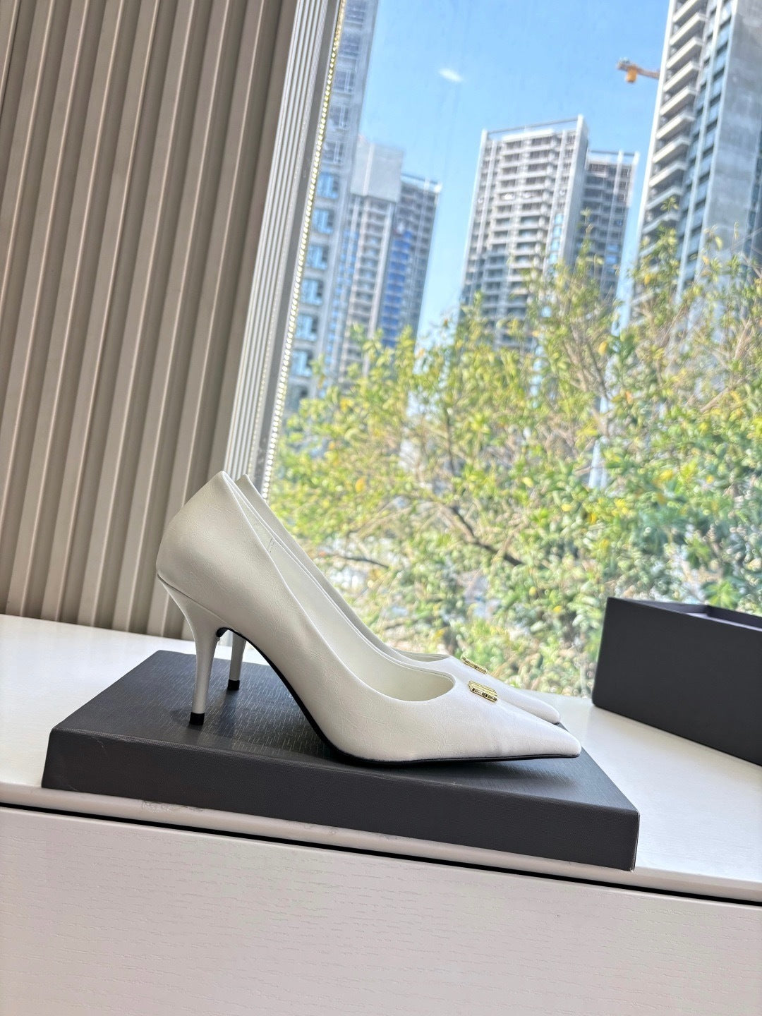 KLASSISCHE WEISSE STILETTO-SCHUHE MIT SPITZER ZEHEN