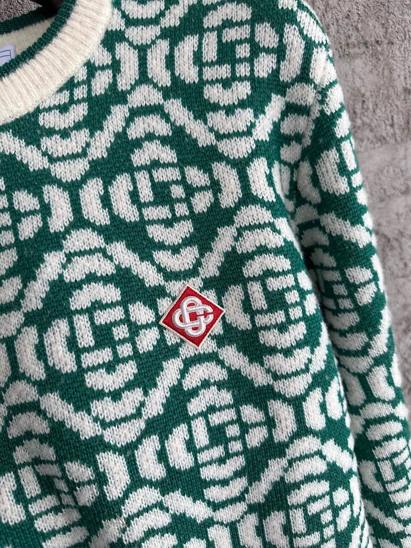 GEOMETRIC PATTERN KNIT SWEATER