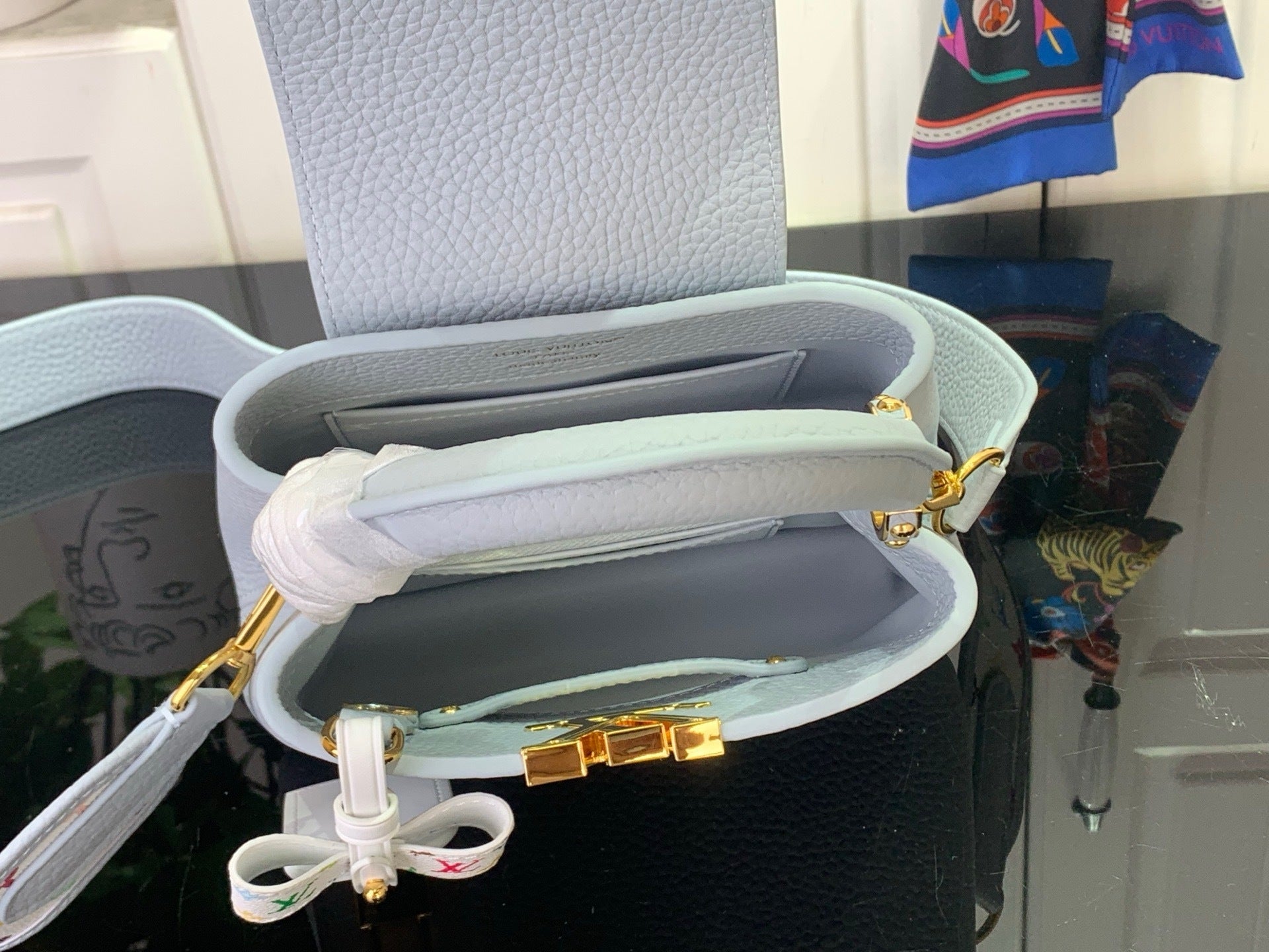 TASCHE MIT STRUKTURIERTEM OBEREN TRAGEGRIFF