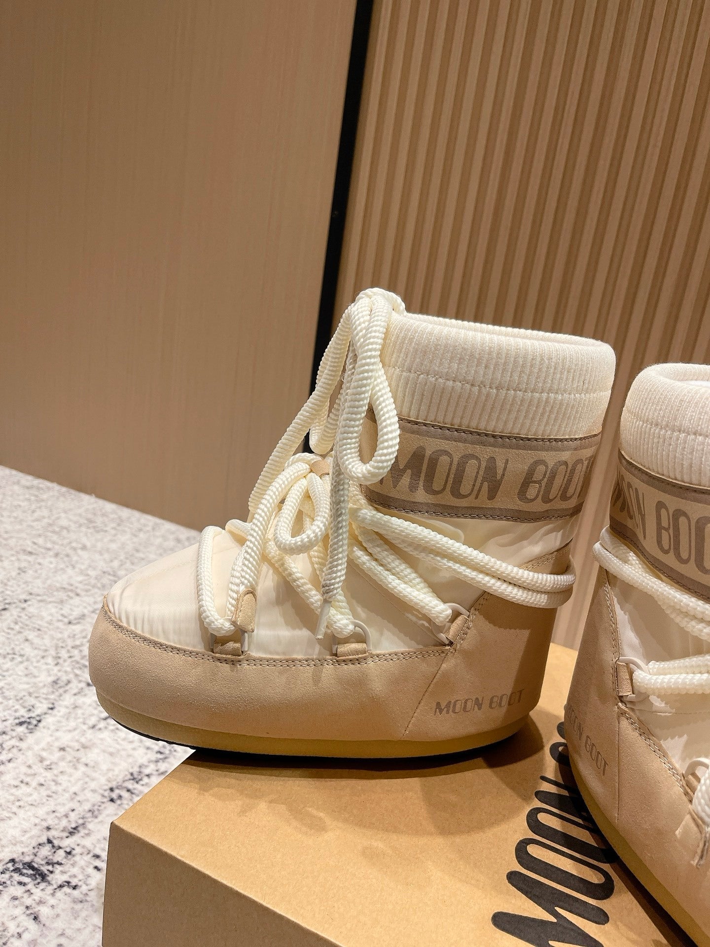 CREAM PADDED WINTER BOOTS WITH LACE-UP CLOSURE