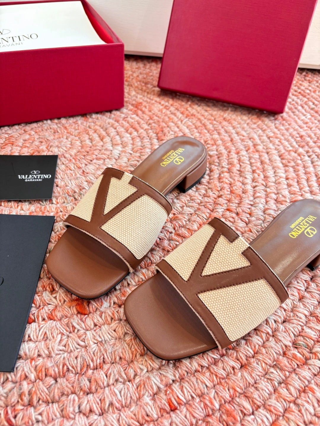 CANVAS SLIDE SANDALS – BROWN & BEIGE