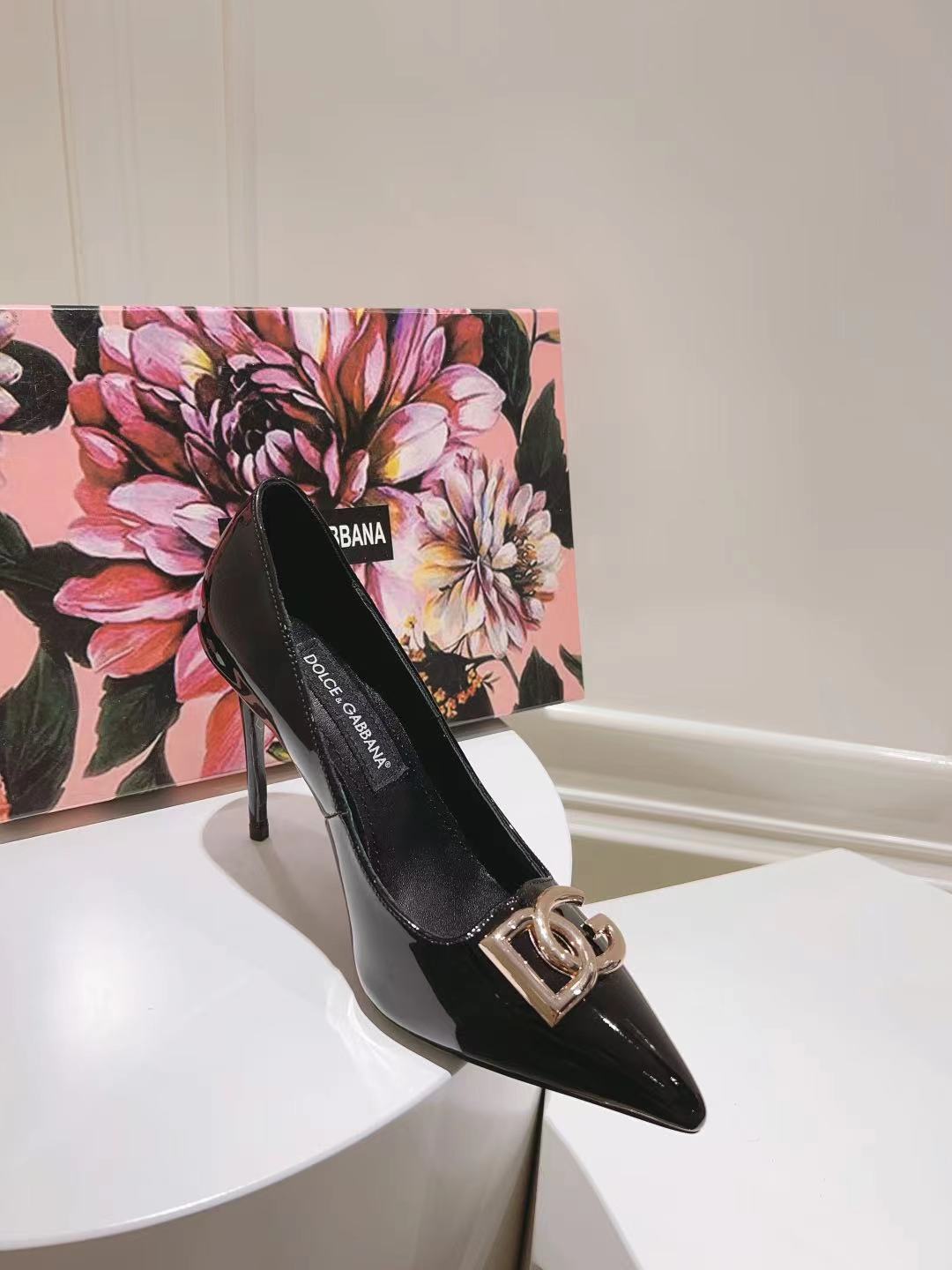 BLACK PATENT POINTED TOE HEEL PUMPS