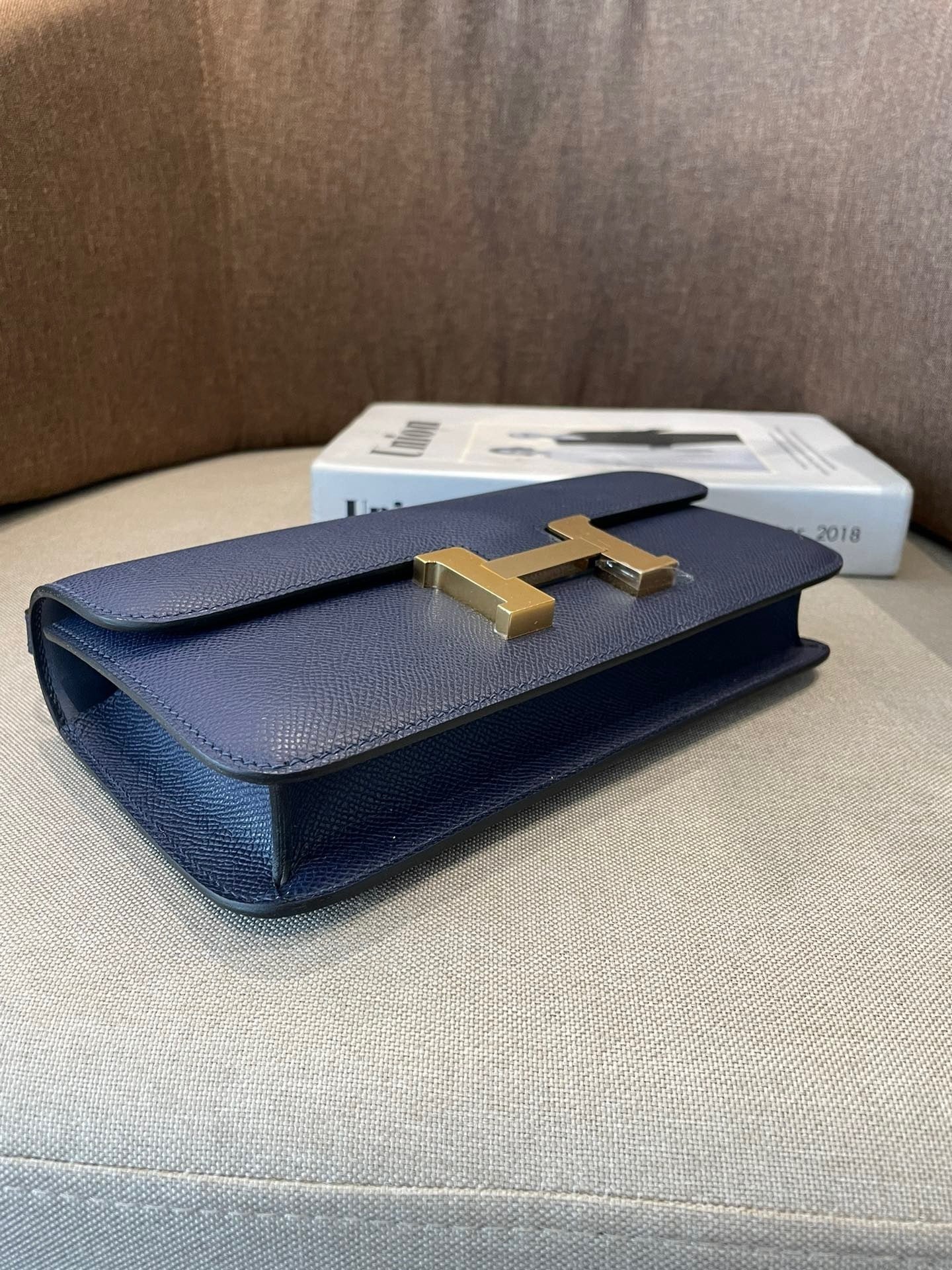 NAVY STRUCTURED CROSSBODY BAG