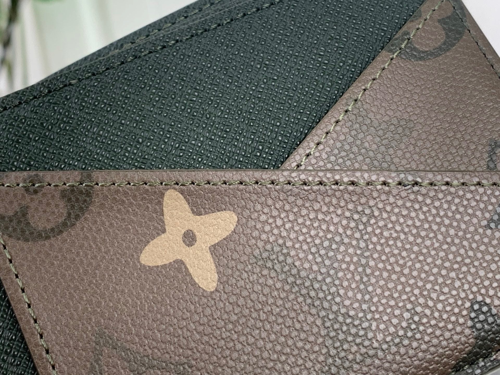 CLASSIC BIFOLD WALLET