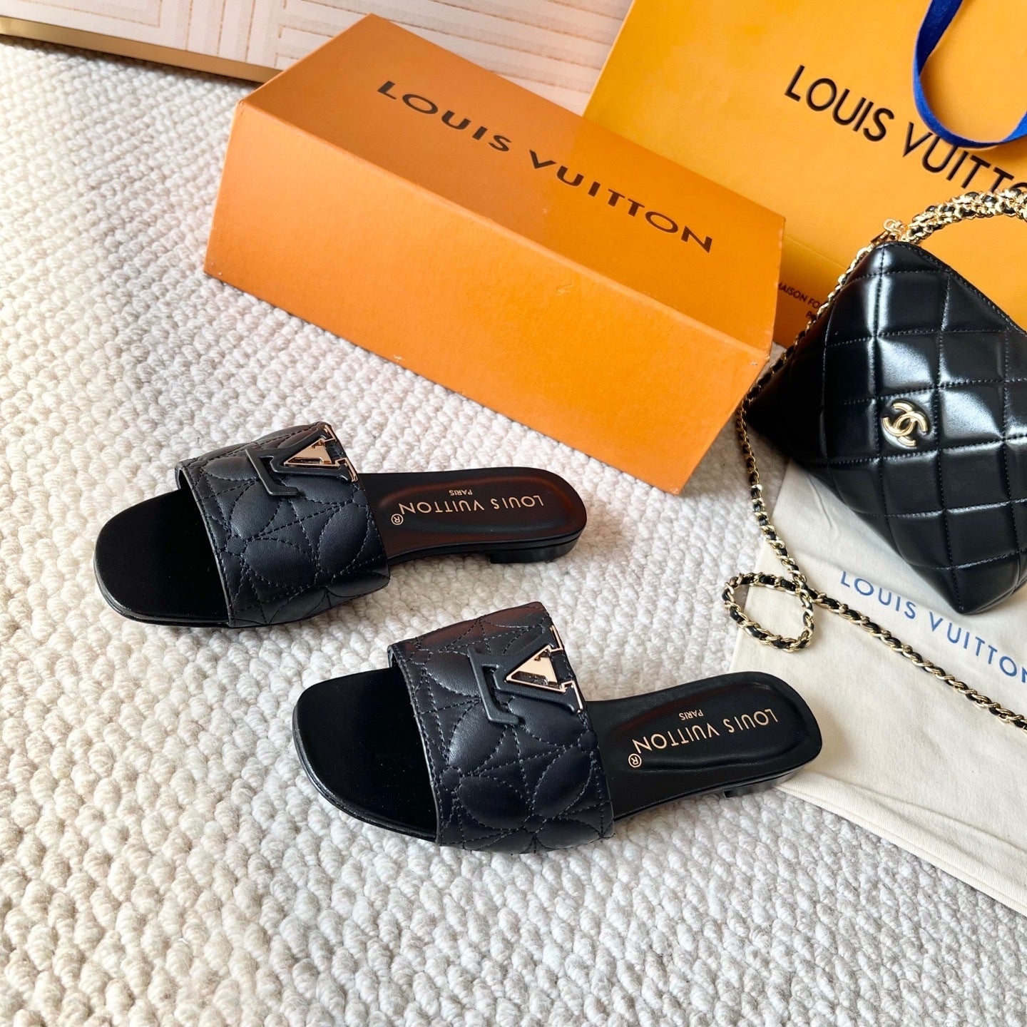 QUILTED LEATHER LOGO SLIDE SANDALS – BLACK