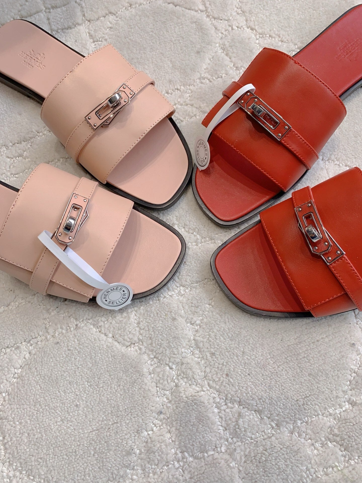 FLAT SUMMER SLIDES WITH CLEAN STRAP AND METAL DETAIL