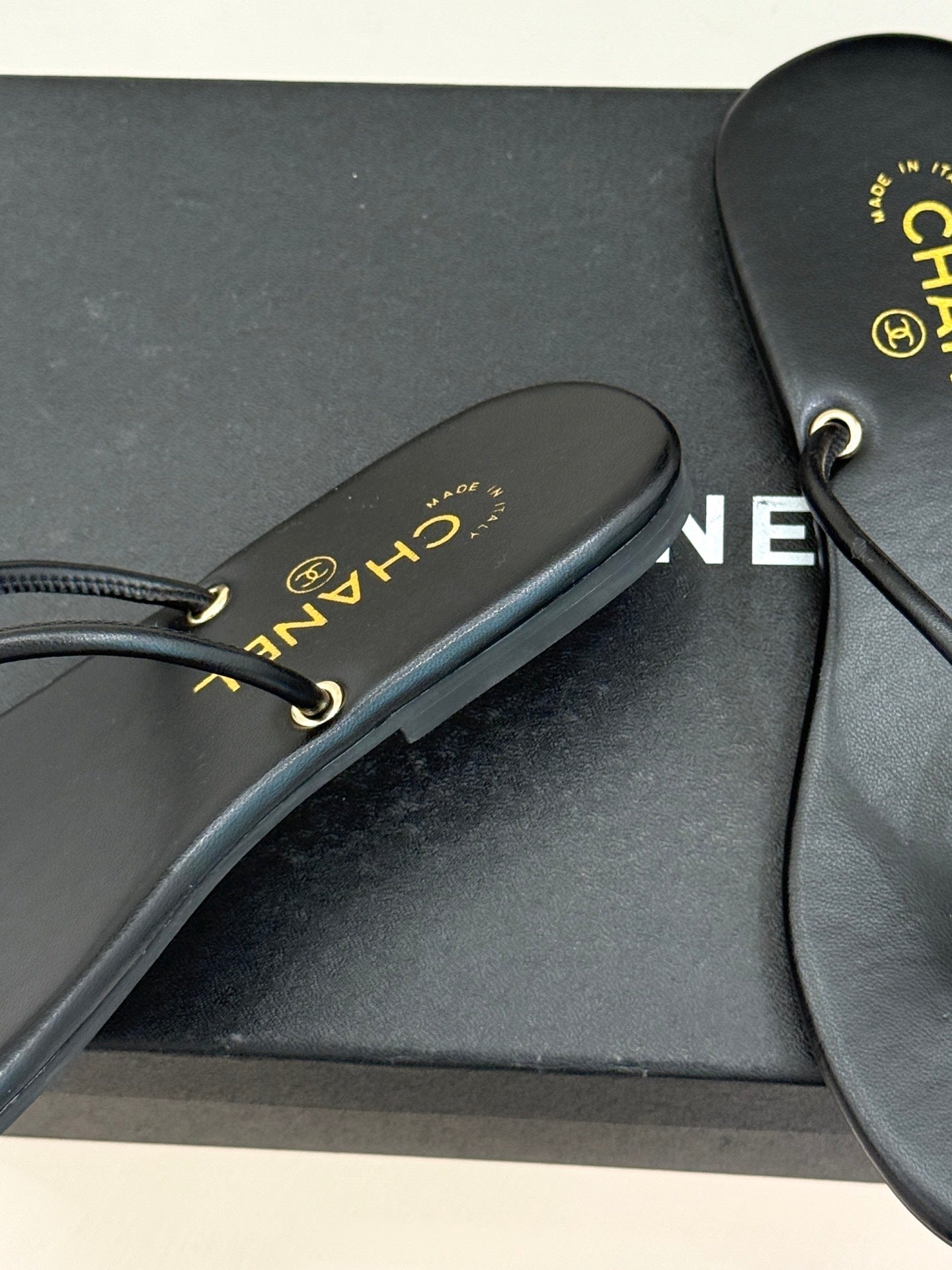 BLACK MINIMAL THONG SANDALS