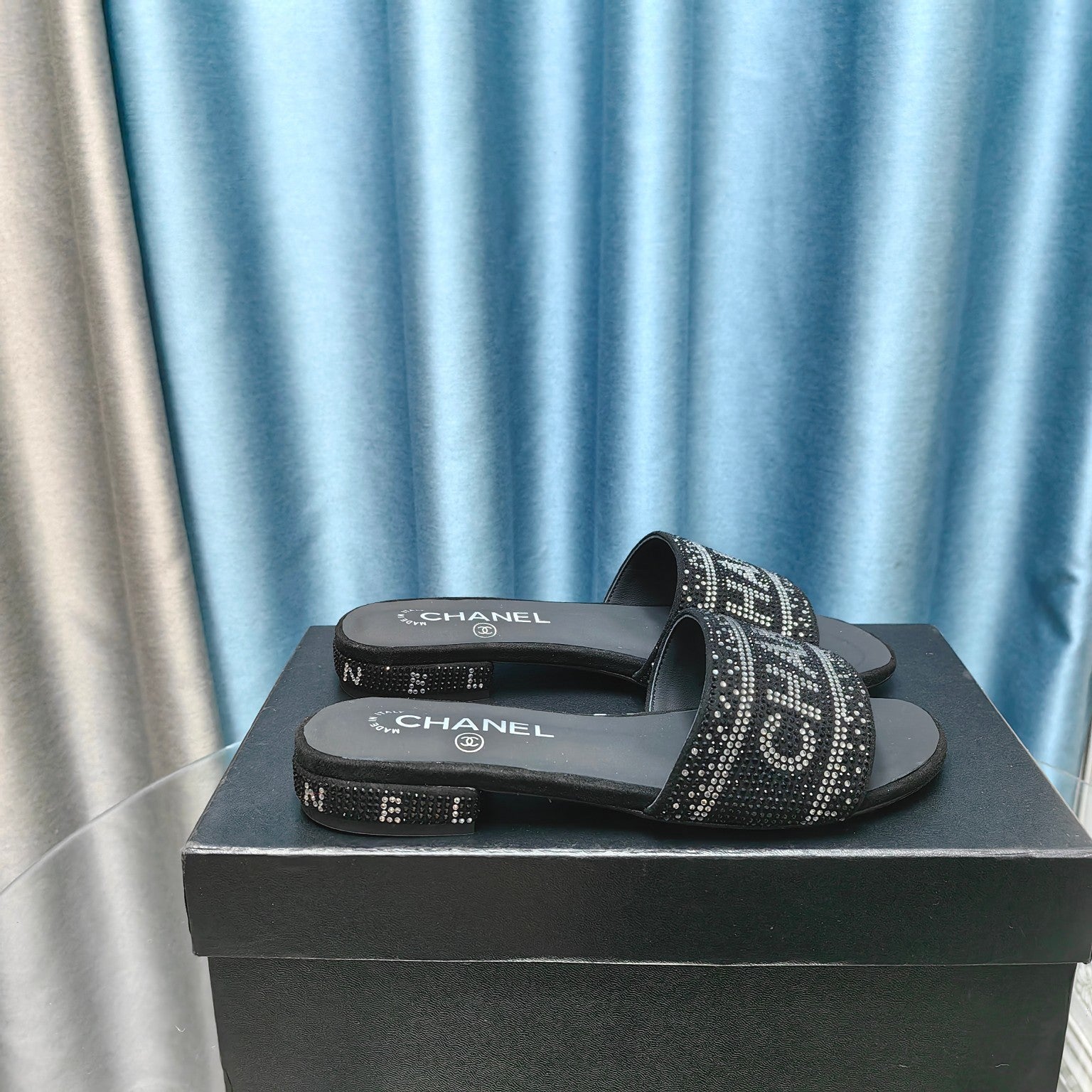 BLACK CRYSTAL SLIDES